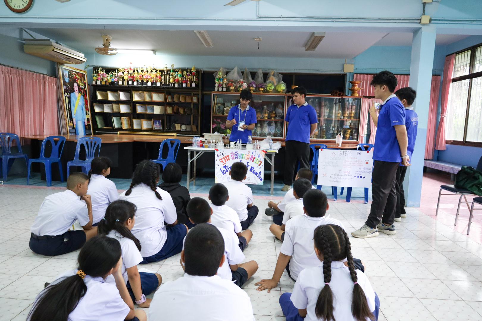 242. วันที่ 26 พฤศจิกายน 2567 ผศ. ศุภวัฒน์ วิสิฐศิริกุล ดร. ธิดารัตน์ พรหมมาและ ผศ.ดร. ปราณี เลิศแก้ว ได้นำนักศึกษาชั้นปีที่ 3 จัดค่ายสเต็มศึกษา (STEM) ณ โรงเรียนอนุบาลคลองขลุง ต.ท่ามะเขือ อ.คลองขลุง จ.กำแพงเพชร