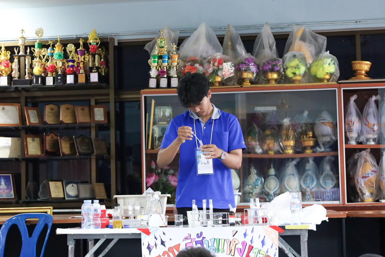 246. วันที่ 26 พฤศจิกายน 2567 ผศ. ศุภวัฒน์ วิสิฐศิริกุล ดร. ธิดารัตน์ พรหมมาและ ผศ.ดร. ปราณี เลิศแก้ว ได้นำนักศึกษาชั้นปีที่ 3 จัดค่ายสเต็มศึกษา (STEM) ณ โรงเรียนอนุบาลคลองขลุง ต.ท่ามะเขือ อ.คลองขลุง จ.กำแพงเพชร