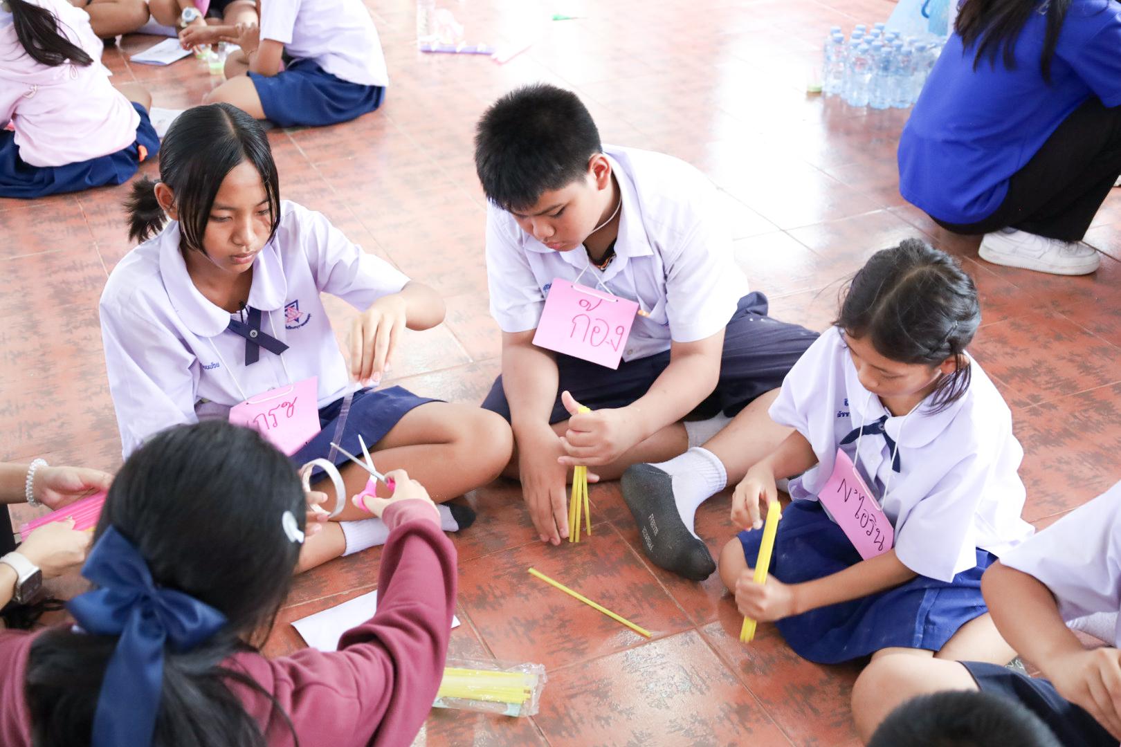 259. วันที่ 26 พฤศจิกายน 2567 ผศ. ศุภวัฒน์ วิสิฐศิริกุล ดร. ธิดารัตน์ พรหมมาและ ผศ.ดร. ปราณี เลิศแก้ว ได้นำนักศึกษาชั้นปีที่ 3 จัดค่ายสเต็มศึกษา (STEM) ณ โรงเรียนอนุบาลคลองขลุง ต.ท่ามะเขือ อ.คลองขลุง จ.กำแพงเพชร