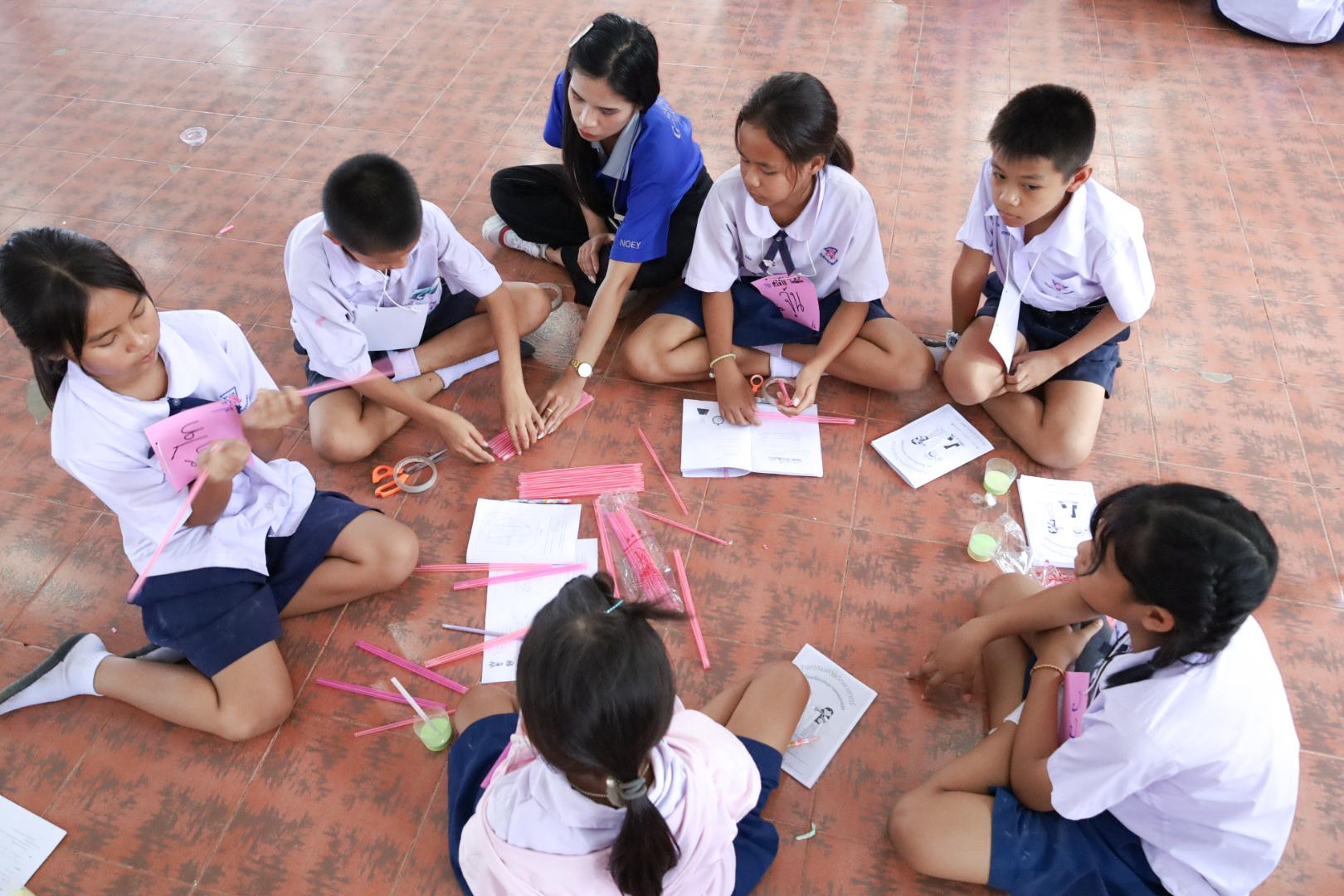 260. วันที่ 26 พฤศจิกายน 2567 ผศ. ศุภวัฒน์ วิสิฐศิริกุล ดร. ธิดารัตน์ พรหมมาและ ผศ.ดร. ปราณี เลิศแก้ว ได้นำนักศึกษาชั้นปีที่ 3 จัดค่ายสเต็มศึกษา (STEM) ณ โรงเรียนอนุบาลคลองขลุง ต.ท่ามะเขือ อ.คลองขลุง จ.กำแพงเพชร
