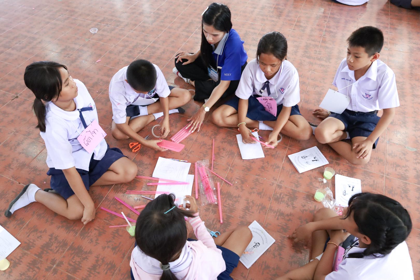 262. วันที่ 26 พฤศจิกายน 2567 ผศ. ศุภวัฒน์ วิสิฐศิริกุล ดร. ธิดารัตน์ พรหมมาและ ผศ.ดร. ปราณี เลิศแก้ว ได้นำนักศึกษาชั้นปีที่ 3 จัดค่ายสเต็มศึกษา (STEM) ณ โรงเรียนอนุบาลคลองขลุง ต.ท่ามะเขือ อ.คลองขลุง จ.กำแพงเพชร