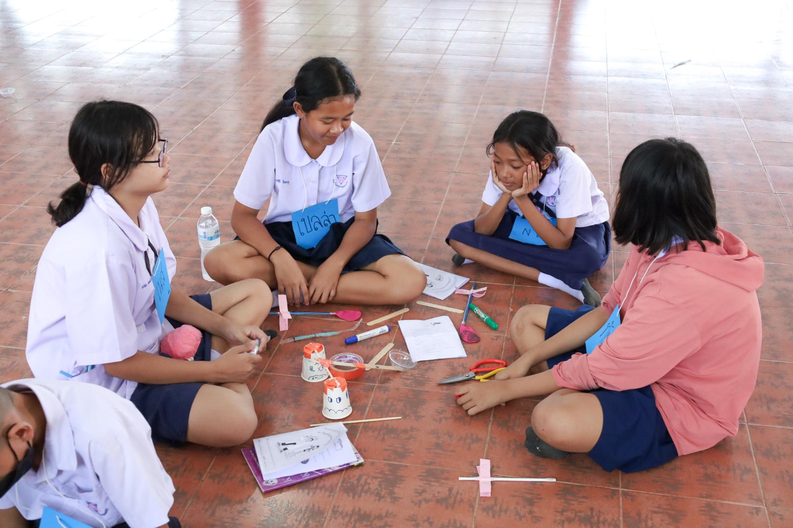 264. วันที่ 26 พฤศจิกายน 2567 ผศ. ศุภวัฒน์ วิสิฐศิริกุล ดร. ธิดารัตน์ พรหมมาและ ผศ.ดร. ปราณี เลิศแก้ว ได้นำนักศึกษาชั้นปีที่ 3 จัดค่ายสเต็มศึกษา (STEM) ณ โรงเรียนอนุบาลคลองขลุง ต.ท่ามะเขือ อ.คลองขลุง จ.กำแพงเพชร
