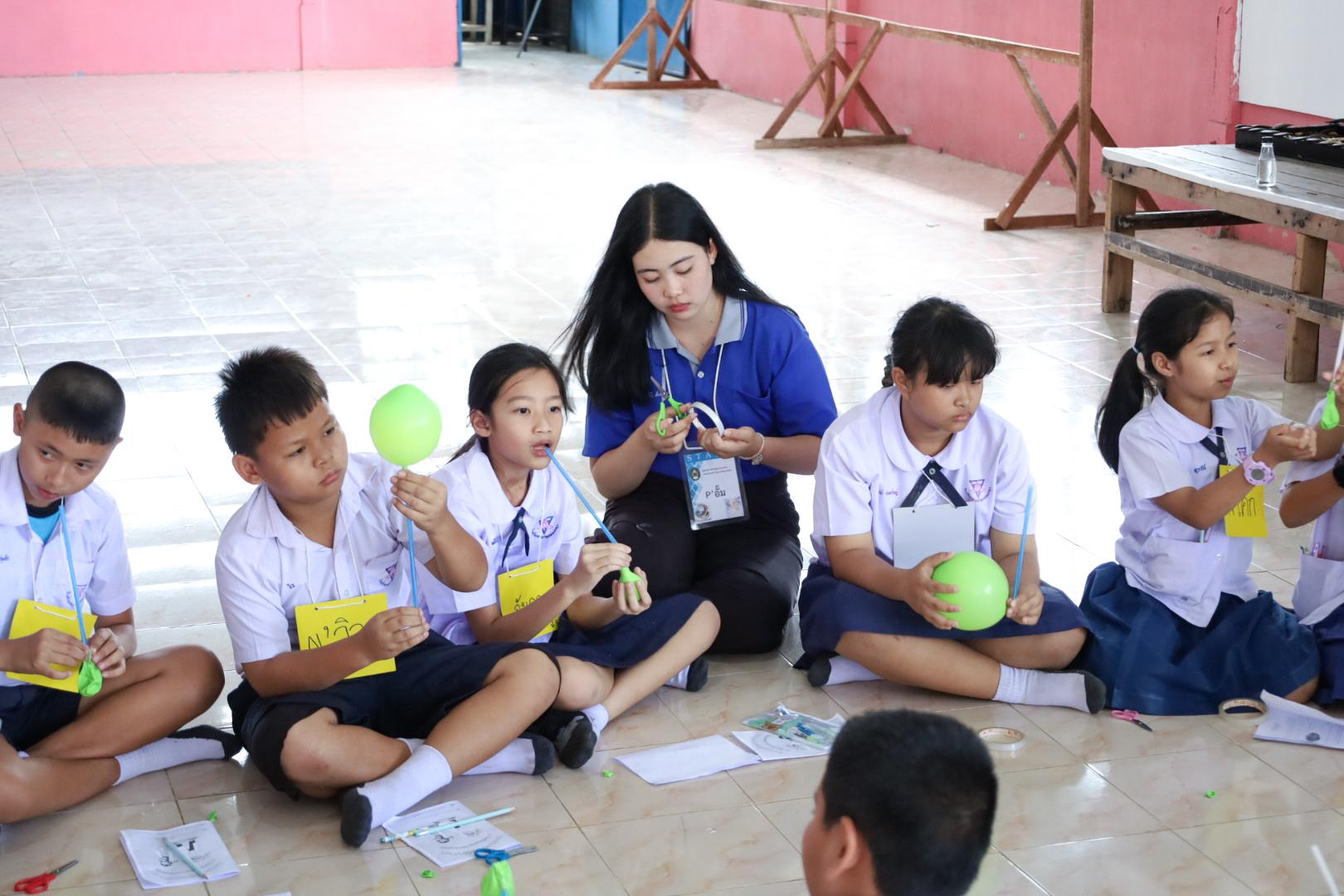 266. วันที่ 26 พฤศจิกายน 2567 ผศ. ศุภวัฒน์ วิสิฐศิริกุล ดร. ธิดารัตน์ พรหมมาและ ผศ.ดร. ปราณี เลิศแก้ว ได้นำนักศึกษาชั้นปีที่ 3 จัดค่ายสเต็มศึกษา (STEM) ณ โรงเรียนอนุบาลคลองขลุง ต.ท่ามะเขือ อ.คลองขลุง จ.กำแพงเพชร