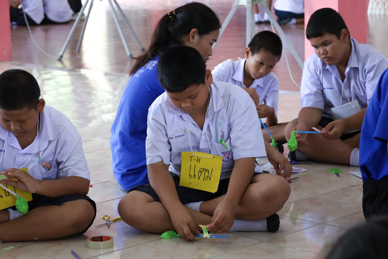 278. วันที่ 26 พฤศจิกายน 2567 ผศ. ศุภวัฒน์ วิสิฐศิริกุล ดร. ธิดารัตน์ พรหมมาและ ผศ.ดร. ปราณี เลิศแก้ว ได้นำนักศึกษาชั้นปีที่ 3 จัดค่ายสเต็มศึกษา (STEM) ณ โรงเรียนอนุบาลคลองขลุง ต.ท่ามะเขือ อ.คลองขลุง จ.กำแพงเพชร