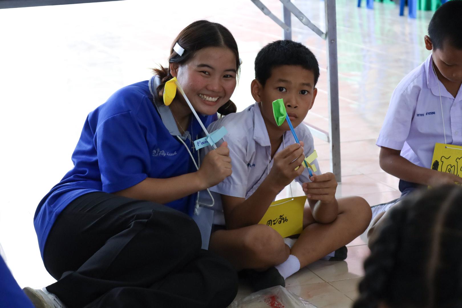 280. วันที่ 26 พฤศจิกายน 2567 ผศ. ศุภวัฒน์ วิสิฐศิริกุล ดร. ธิดารัตน์ พรหมมาและ ผศ.ดร. ปราณี เลิศแก้ว ได้นำนักศึกษาชั้นปีที่ 3 จัดค่ายสเต็มศึกษา (STEM) ณ โรงเรียนอนุบาลคลองขลุง ต.ท่ามะเขือ อ.คลองขลุง จ.กำแพงเพชร