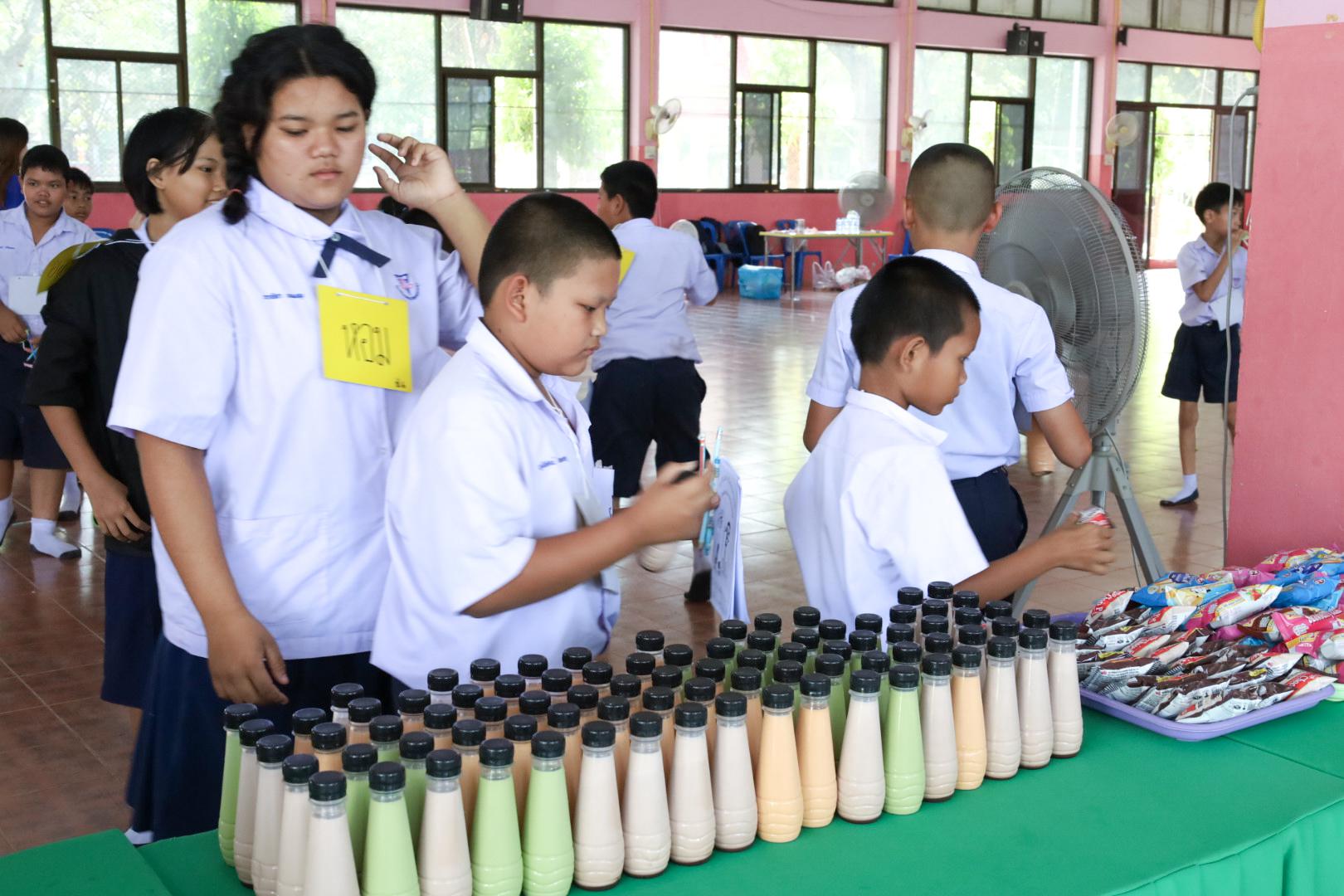 302. วันที่ 26 พฤศจิกายน 2567 ผศ. ศุภวัฒน์ วิสิฐศิริกุล ดร. ธิดารัตน์ พรหมมาและ ผศ.ดร. ปราณี เลิศแก้ว ได้นำนักศึกษาชั้นปีที่ 3 จัดค่ายสเต็มศึกษา (STEM) ณ โรงเรียนอนุบาลคลองขลุง ต.ท่ามะเขือ อ.คลองขลุง จ.กำแพงเพชร