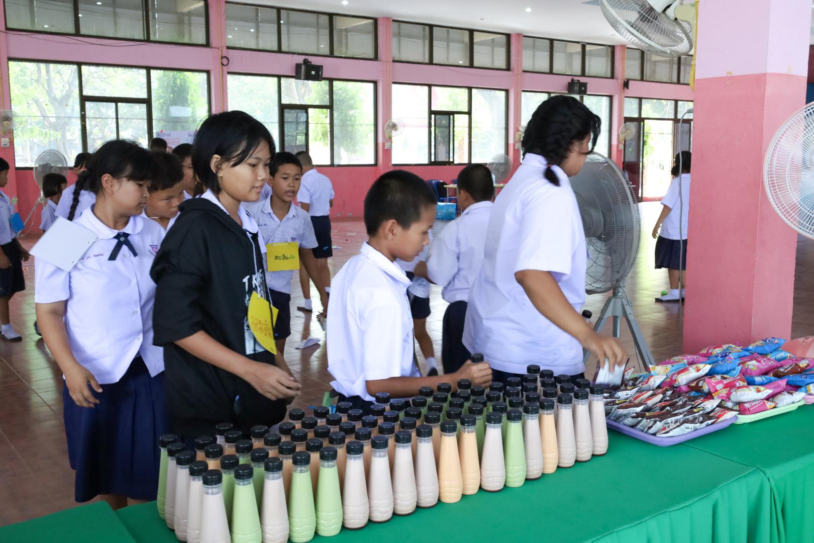 303. วันที่ 26 พฤศจิกายน 2567 ผศ. ศุภวัฒน์ วิสิฐศิริกุล ดร. ธิดารัตน์ พรหมมาและ ผศ.ดร. ปราณี เลิศแก้ว ได้นำนักศึกษาชั้นปีที่ 3 จัดค่ายสเต็มศึกษา (STEM) ณ โรงเรียนอนุบาลคลองขลุง ต.ท่ามะเขือ อ.คลองขลุง จ.กำแพงเพชร