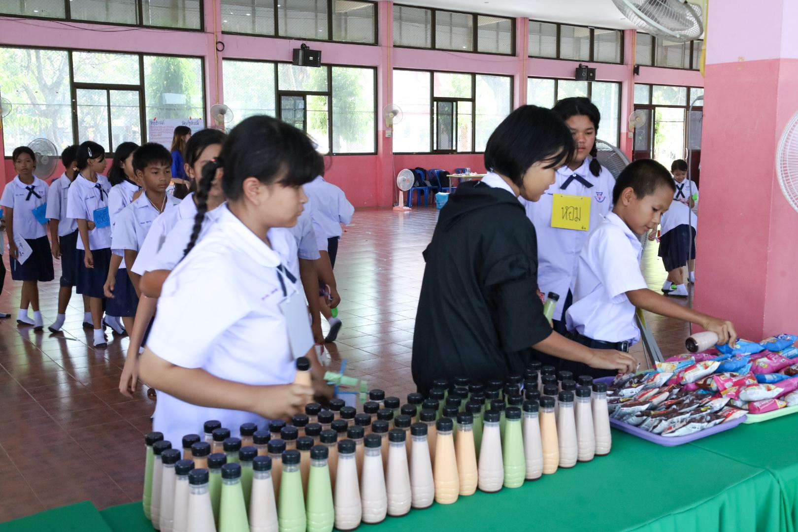 304. วันที่ 26 พฤศจิกายน 2567 ผศ. ศุภวัฒน์ วิสิฐศิริกุล ดร. ธิดารัตน์ พรหมมาและ ผศ.ดร. ปราณี เลิศแก้ว ได้นำนักศึกษาชั้นปีที่ 3 จัดค่ายสเต็มศึกษา (STEM) ณ โรงเรียนอนุบาลคลองขลุง ต.ท่ามะเขือ อ.คลองขลุง จ.กำแพงเพชร