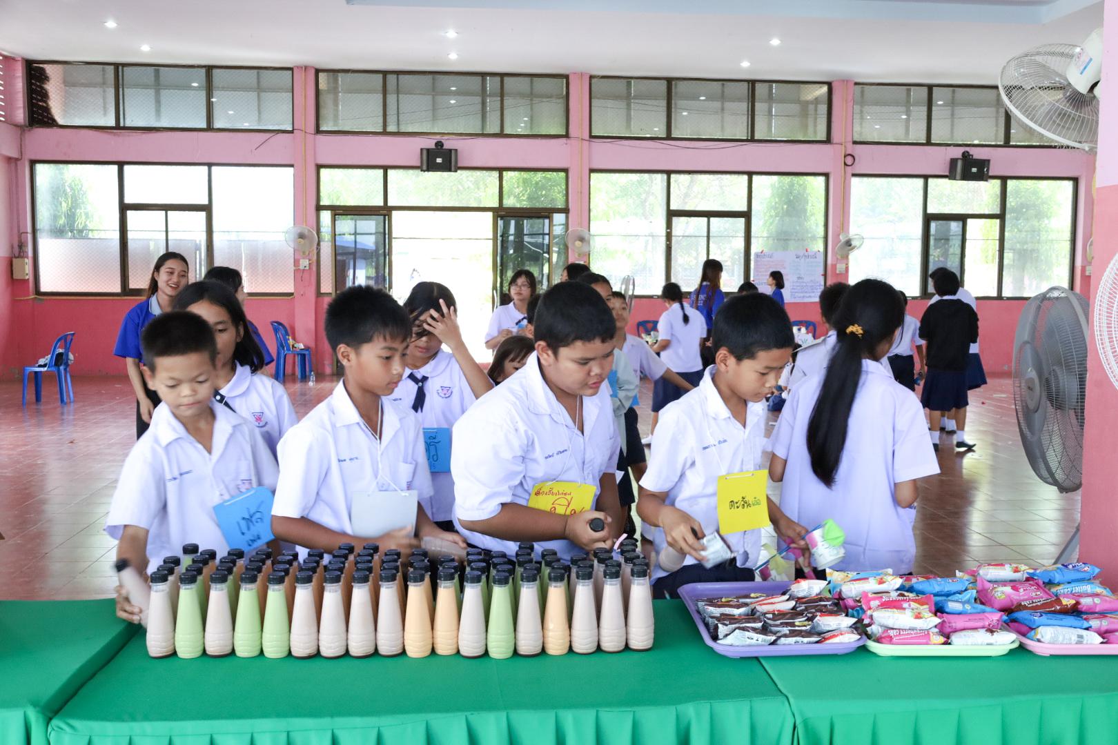 306. วันที่ 26 พฤศจิกายน 2567 ผศ. ศุภวัฒน์ วิสิฐศิริกุล ดร. ธิดารัตน์ พรหมมาและ ผศ.ดร. ปราณี เลิศแก้ว ได้นำนักศึกษาชั้นปีที่ 3 จัดค่ายสเต็มศึกษา (STEM) ณ โรงเรียนอนุบาลคลองขลุง ต.ท่ามะเขือ อ.คลองขลุง จ.กำแพงเพชร