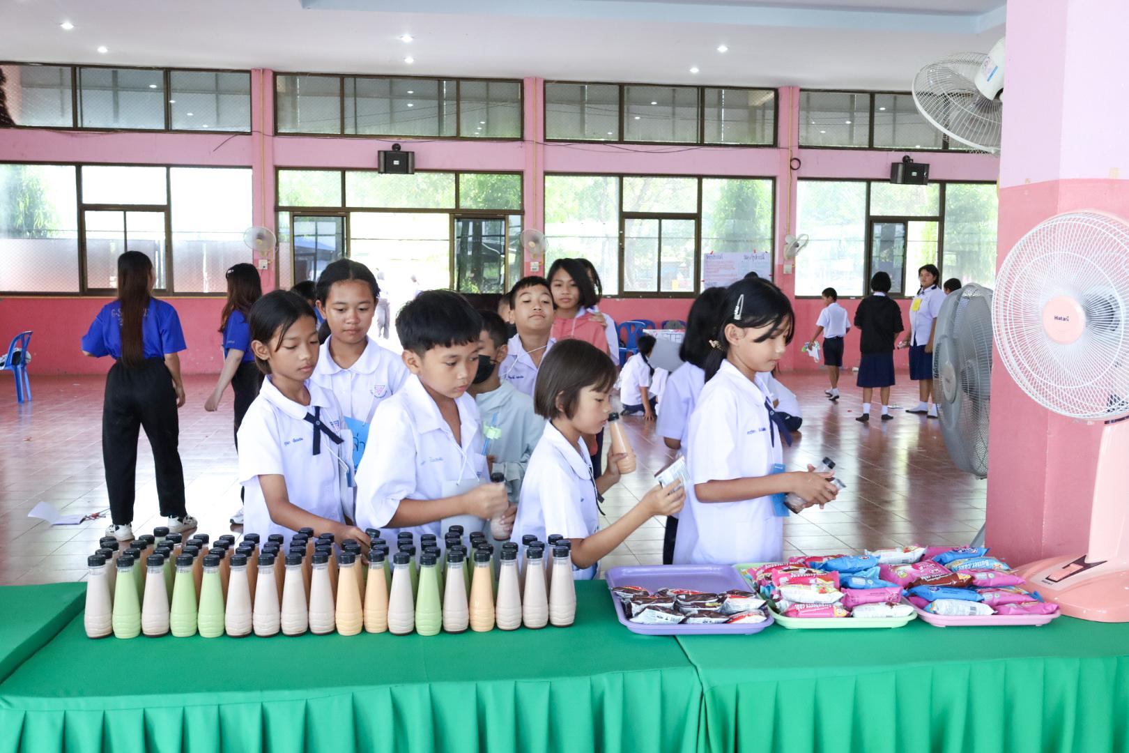 308. วันที่ 26 พฤศจิกายน 2567 ผศ. ศุภวัฒน์ วิสิฐศิริกุล ดร. ธิดารัตน์ พรหมมาและ ผศ.ดร. ปราณี เลิศแก้ว ได้นำนักศึกษาชั้นปีที่ 3 จัดค่ายสเต็มศึกษา (STEM) ณ โรงเรียนอนุบาลคลองขลุง ต.ท่ามะเขือ อ.คลองขลุง จ.กำแพงเพชร