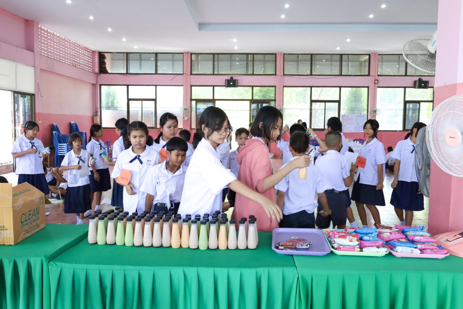 309. วันที่ 26 พฤศจิกายน 2567 ผศ. ศุภวัฒน์ วิสิฐศิริกุล ดร. ธิดารัตน์ พรหมมาและ ผศ.ดร. ปราณี เลิศแก้ว ได้นำนักศึกษาชั้นปีที่ 3 จัดค่ายสเต็มศึกษา (STEM) ณ โรงเรียนอนุบาลคลองขลุง ต.ท่ามะเขือ อ.คลองขลุง จ.กำแพงเพชร