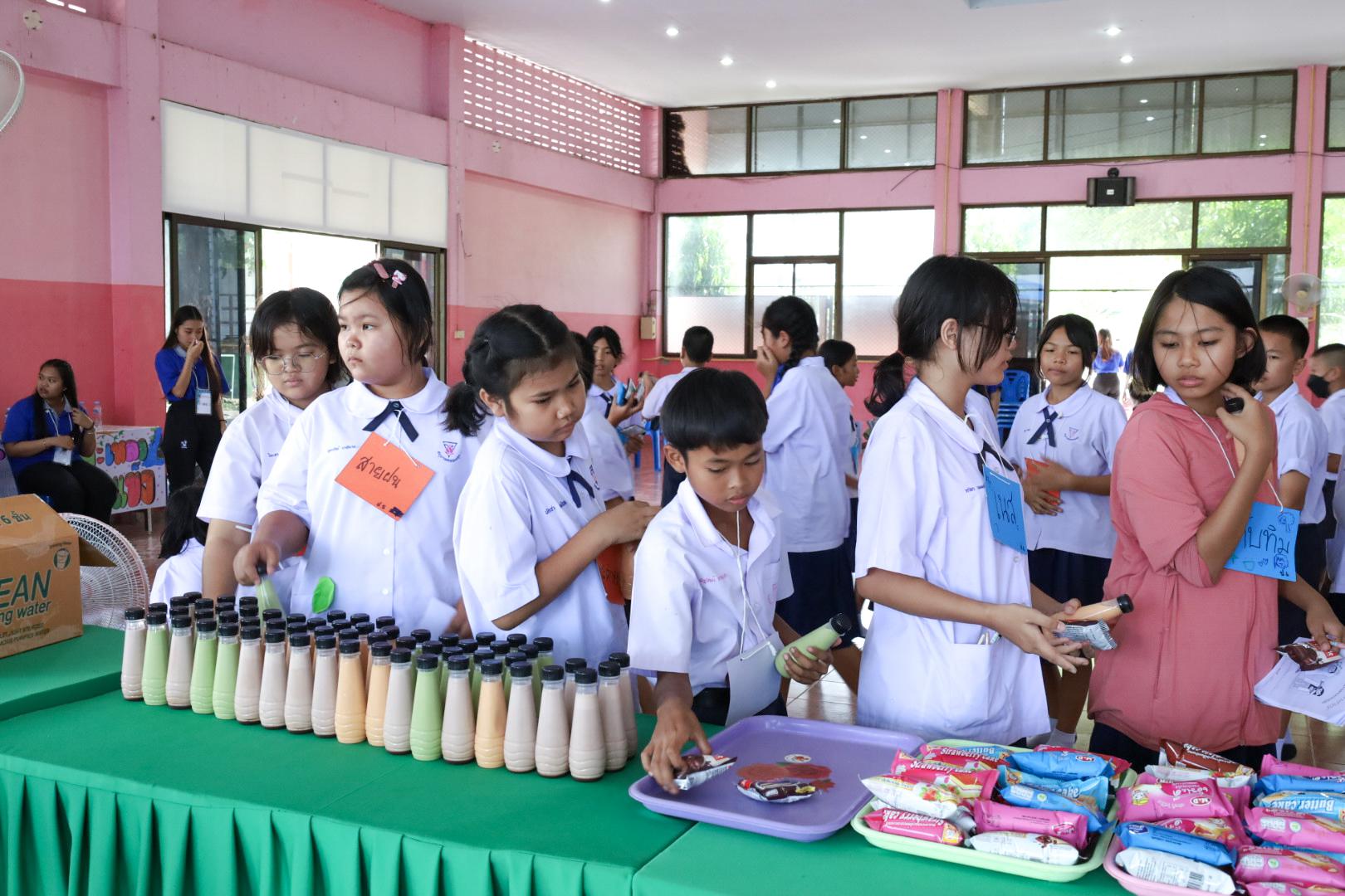 310. วันที่ 26 พฤศจิกายน 2567 ผศ. ศุภวัฒน์ วิสิฐศิริกุล ดร. ธิดารัตน์ พรหมมาและ ผศ.ดร. ปราณี เลิศแก้ว ได้นำนักศึกษาชั้นปีที่ 3 จัดค่ายสเต็มศึกษา (STEM) ณ โรงเรียนอนุบาลคลองขลุง ต.ท่ามะเขือ อ.คลองขลุง จ.กำแพงเพชร