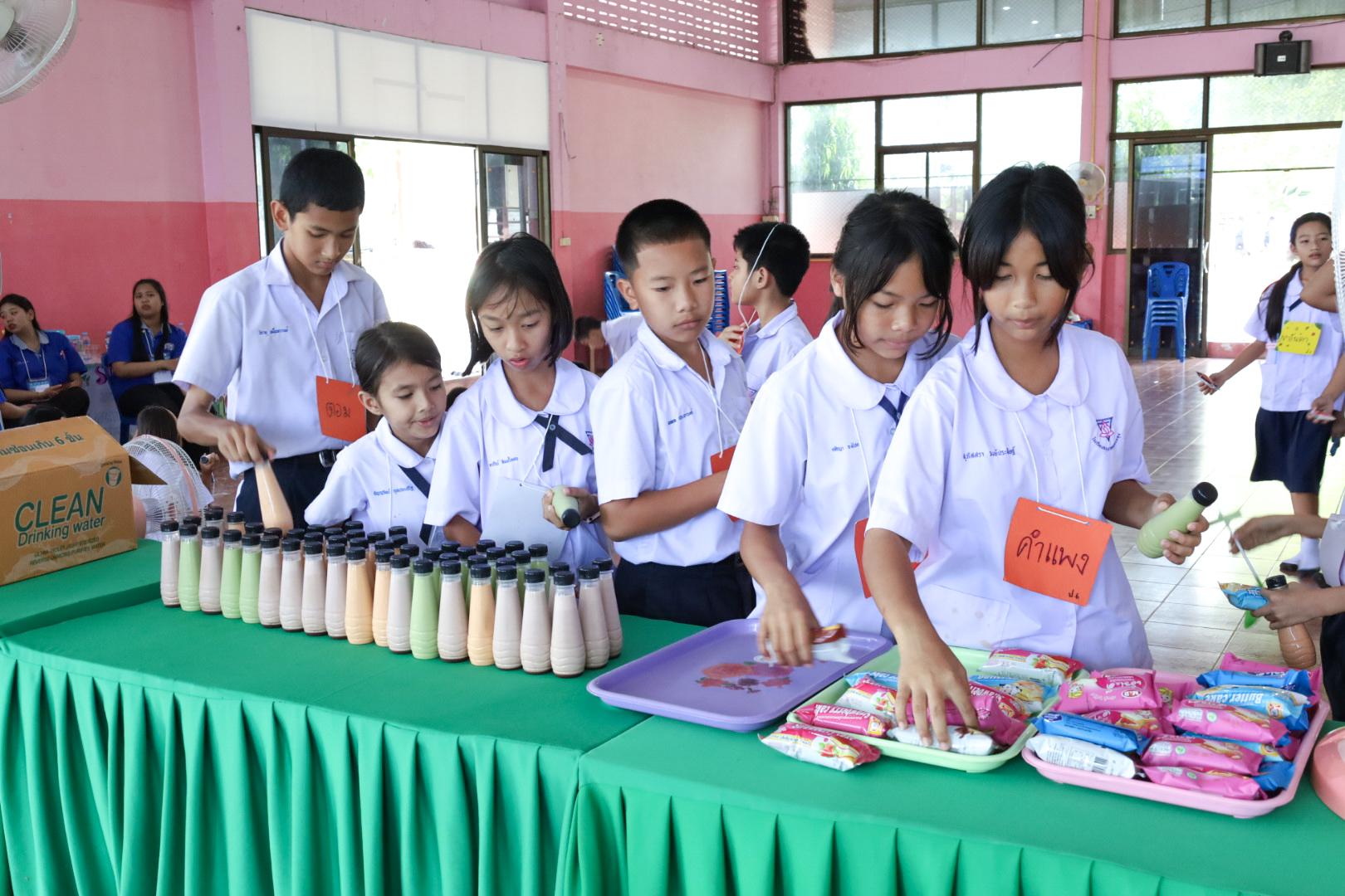 313. วันที่ 26 พฤศจิกายน 2567 ผศ. ศุภวัฒน์ วิสิฐศิริกุล ดร. ธิดารัตน์ พรหมมาและ ผศ.ดร. ปราณี เลิศแก้ว ได้นำนักศึกษาชั้นปีที่ 3 จัดค่ายสเต็มศึกษา (STEM) ณ โรงเรียนอนุบาลคลองขลุง ต.ท่ามะเขือ อ.คลองขลุง จ.กำแพงเพชร