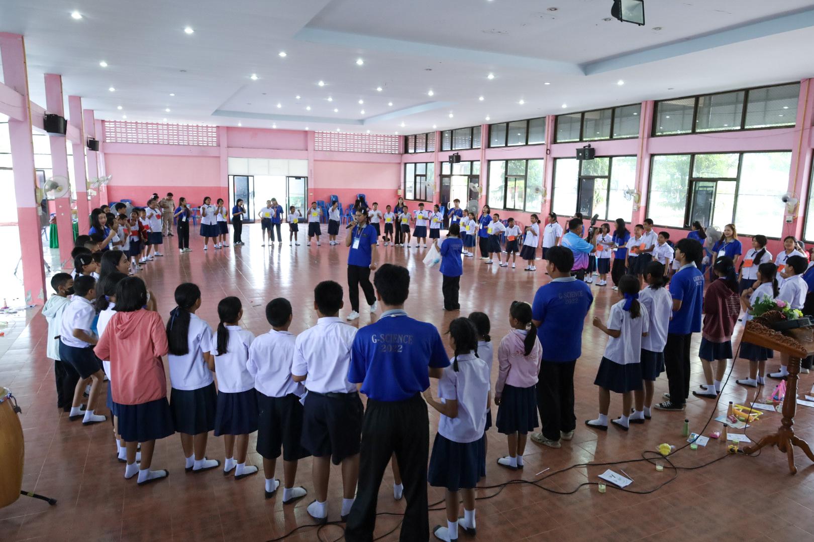 319. วันที่ 26 พฤศจิกายน 2567 ผศ. ศุภวัฒน์ วิสิฐศิริกุล ดร. ธิดารัตน์ พรหมมาและ ผศ.ดร. ปราณี เลิศแก้ว ได้นำนักศึกษาชั้นปีที่ 3 จัดค่ายสเต็มศึกษา (STEM) ณ โรงเรียนอนุบาลคลองขลุง ต.ท่ามะเขือ อ.คลองขลุง จ.กำแพงเพชร