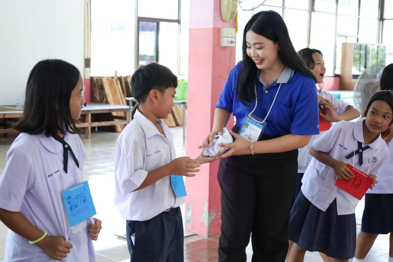 325. วันที่ 26 พฤศจิกายน 2567 ผศ. ศุภวัฒน์ วิสิฐศิริกุล ดร. ธิดารัตน์ พรหมมาและ ผศ.ดร. ปราณี เลิศแก้ว ได้นำนักศึกษาชั้นปีที่ 3 จัดค่ายสเต็มศึกษา (STEM) ณ โรงเรียนอนุบาลคลองขลุง ต.ท่ามะเขือ อ.คลองขลุง จ.กำแพงเพชร