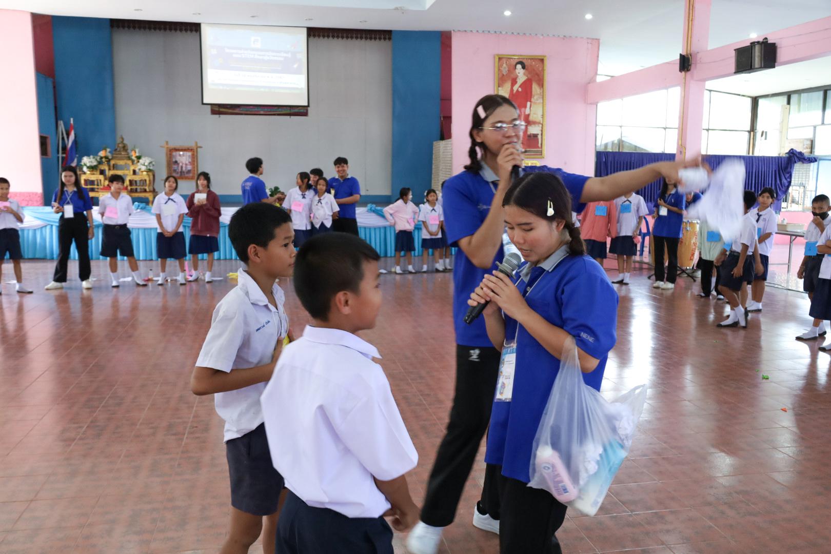 326. วันที่ 26 พฤศจิกายน 2567 ผศ. ศุภวัฒน์ วิสิฐศิริกุล ดร. ธิดารัตน์ พรหมมาและ ผศ.ดร. ปราณี เลิศแก้ว ได้นำนักศึกษาชั้นปีที่ 3 จัดค่ายสเต็มศึกษา (STEM) ณ โรงเรียนอนุบาลคลองขลุง ต.ท่ามะเขือ อ.คลองขลุง จ.กำแพงเพชร