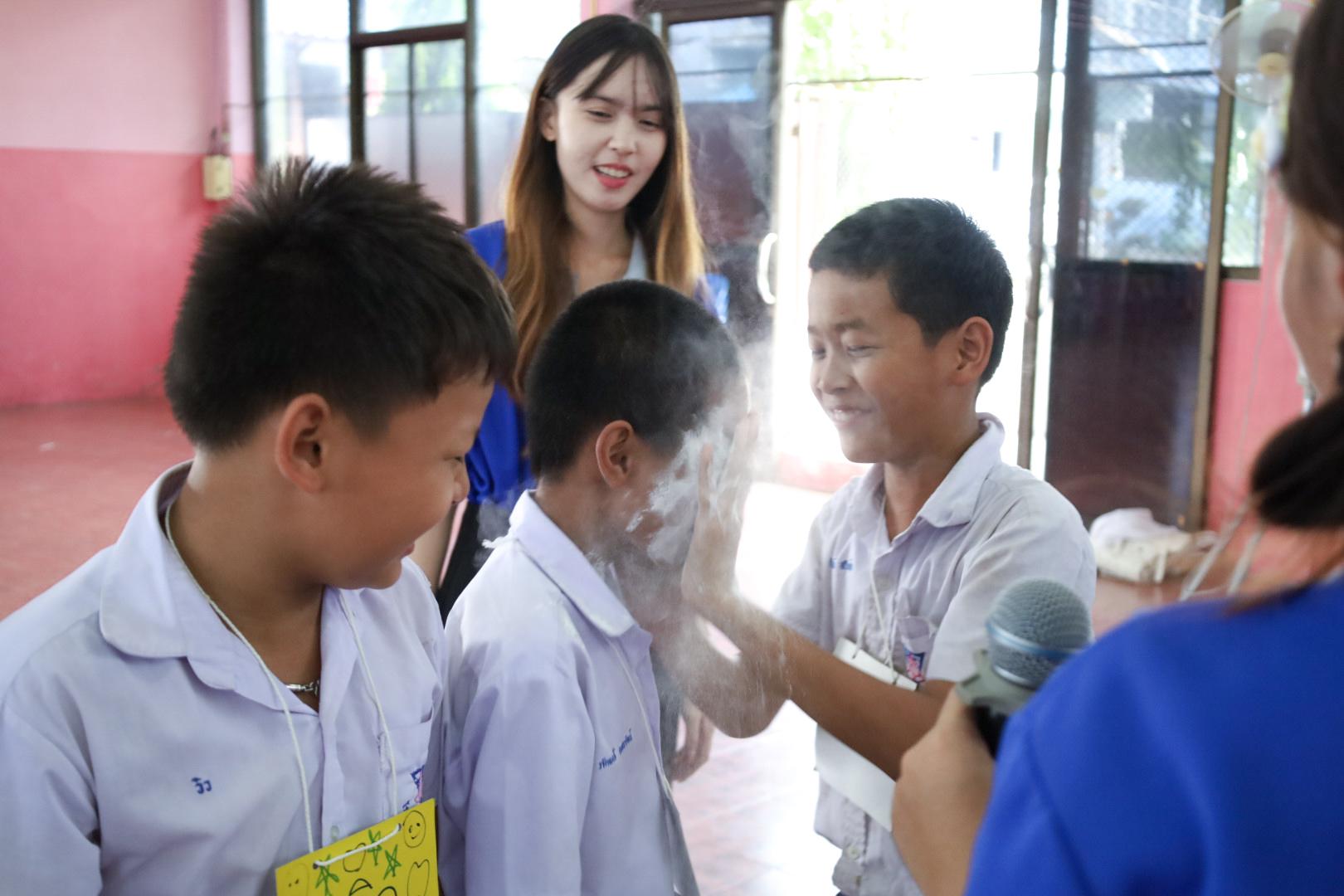 327. วันที่ 26 พฤศจิกายน 2567 ผศ. ศุภวัฒน์ วิสิฐศิริกุล ดร. ธิดารัตน์ พรหมมาและ ผศ.ดร. ปราณี เลิศแก้ว ได้นำนักศึกษาชั้นปีที่ 3 จัดค่ายสเต็มศึกษา (STEM) ณ โรงเรียนอนุบาลคลองขลุง ต.ท่ามะเขือ อ.คลองขลุง จ.กำแพงเพชร
