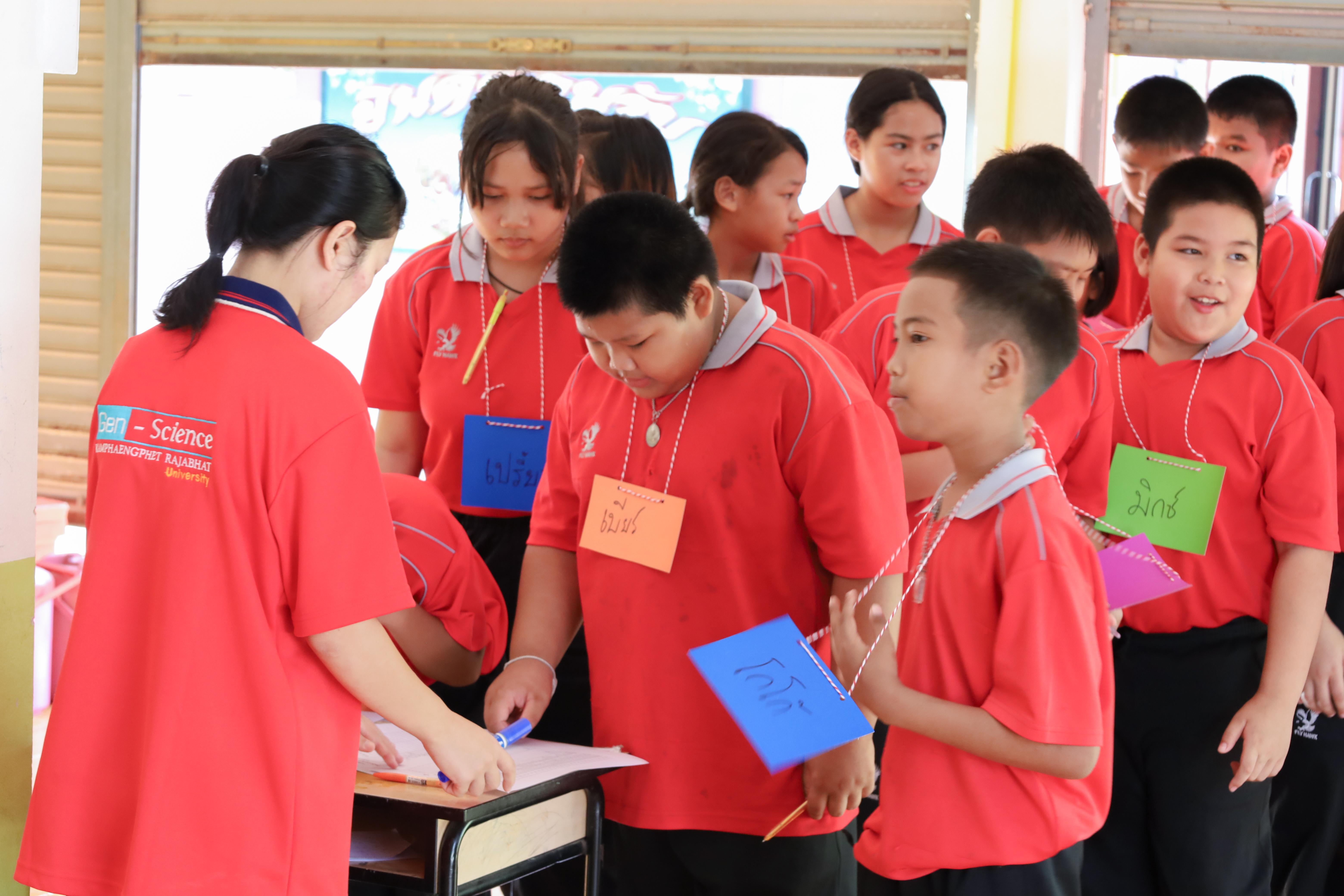 2. วันที่ 27 พฤศจิกายน 2567 ผศ.ศุภวัฒน์ วิสิฐศิริกุล  ได้นำนักศึกษาชั้นปีที่ 2 โปรแกรมวิทยาศาสตร์ทั่วไป จัดกิจกรรมการเรียนรู้จัดการเรียนรู้แบบสะเต็มศึกษาสู่นวัฒกรรม ณ โรงเรียนวัดคลองเจริญ ต.ท่าพุทรา อ.คลองขลุง จ.กำแพงเพชร