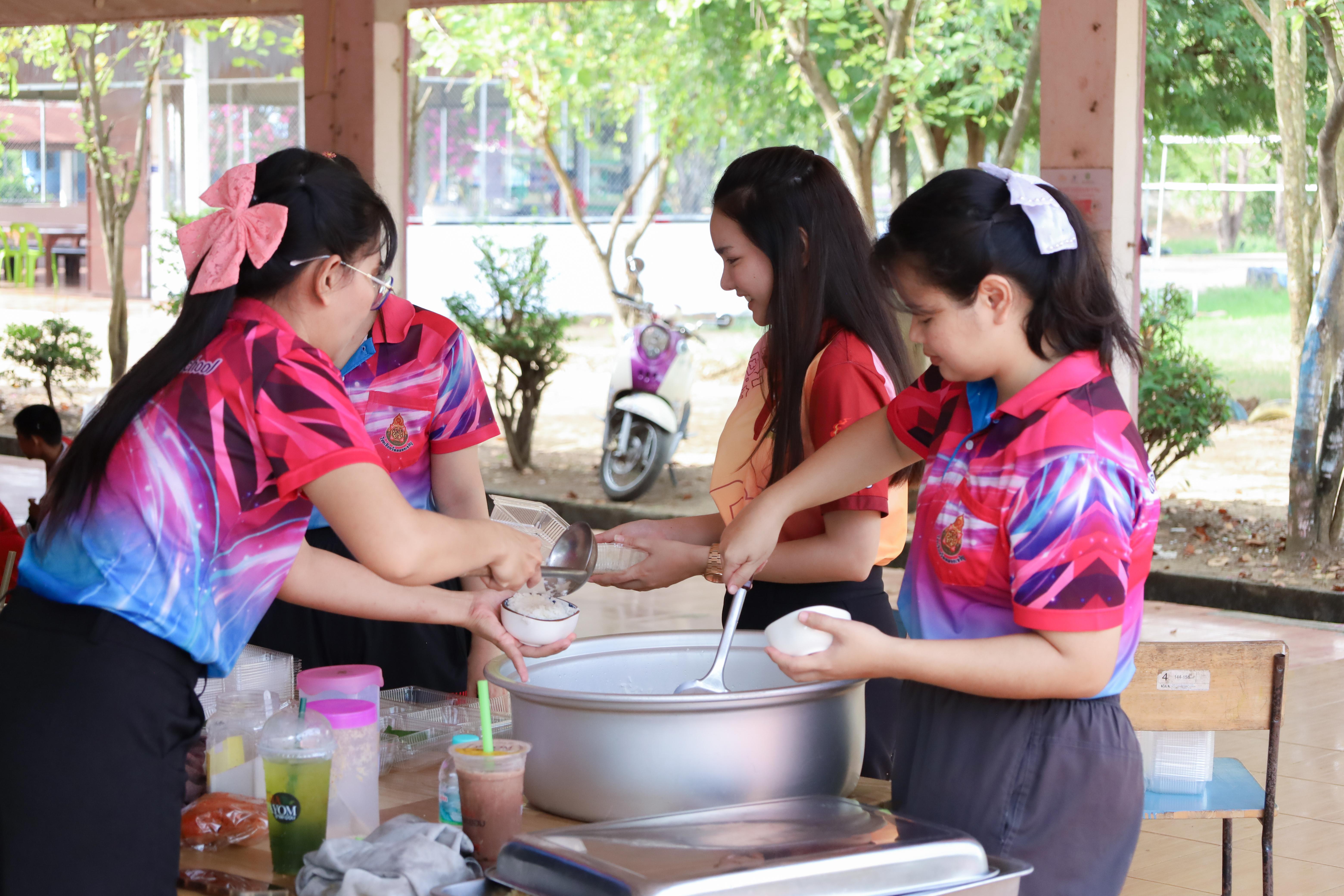114. วันที่ 27 พฤศจิกายน 2567 ผศ.ศุภวัฒน์ วิสิฐศิริกุล ได้นำนักศึกษาชั้นปีที่ 2 โปรแกรมวิทยาศาสตร์ทั่วไป จัดกิจกรรมการเรียนรู้จัดการเรียนรู้แบบสะเต็มศึกษาสู่นวัฒกรรม ณ โรงเรียนวัดคลองเจริญ ต.ท่าพุทรา อ.คลองขลุง จ.กำแพงเพชร