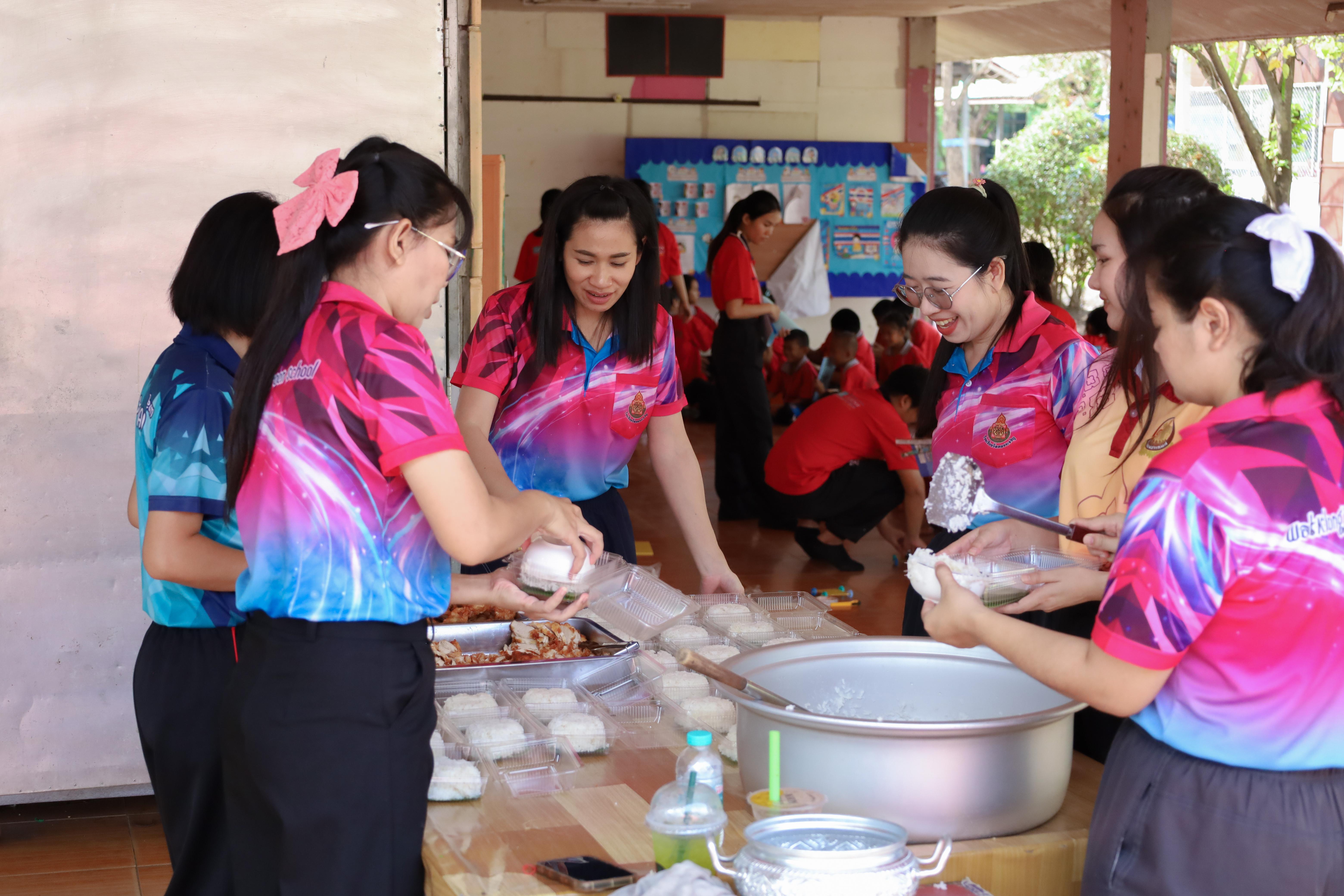 125. วันที่ 27 พฤศจิกายน 2567 ผศ.ศุภวัฒน์ วิสิฐศิริกุล ได้นำนักศึกษาชั้นปีที่ 2 โปรแกรมวิทยาศาสตร์ทั่วไป จัดกิจกรรมการเรียนรู้จัดการเรียนรู้แบบสะเต็มศึกษาสู่นวัฒกรรม ณ โรงเรียนวัดคลองเจริญ ต.ท่าพุทรา อ.คลองขลุง จ.กำแพงเพชร