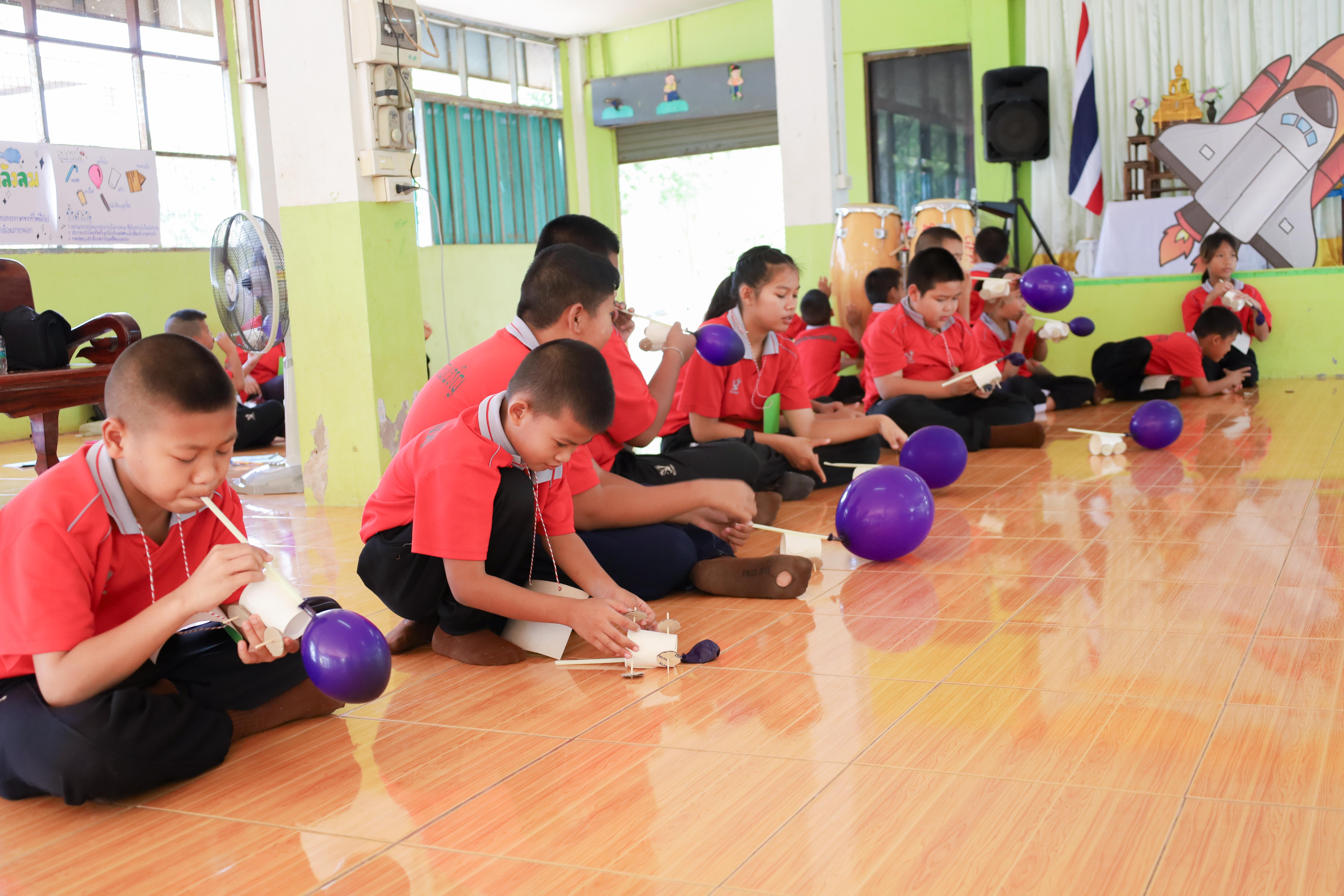 156. วันที่ 27 พฤศจิกายน 2567 ผศ.ศุภวัฒน์ วิสิฐศิริกุล ได้นำนักศึกษาชั้นปีที่ 2 โปรแกรมวิทยาศาสตร์ทั่วไป จัดกิจกรรมการเรียนรู้จัดการเรียนรู้แบบสะเต็มศึกษาสู่นวัฒกรรม ณ โรงเรียนวัดคลองเจริญ ต.ท่าพุทรา อ.คลองขลุง จ.กำแพงเพชร