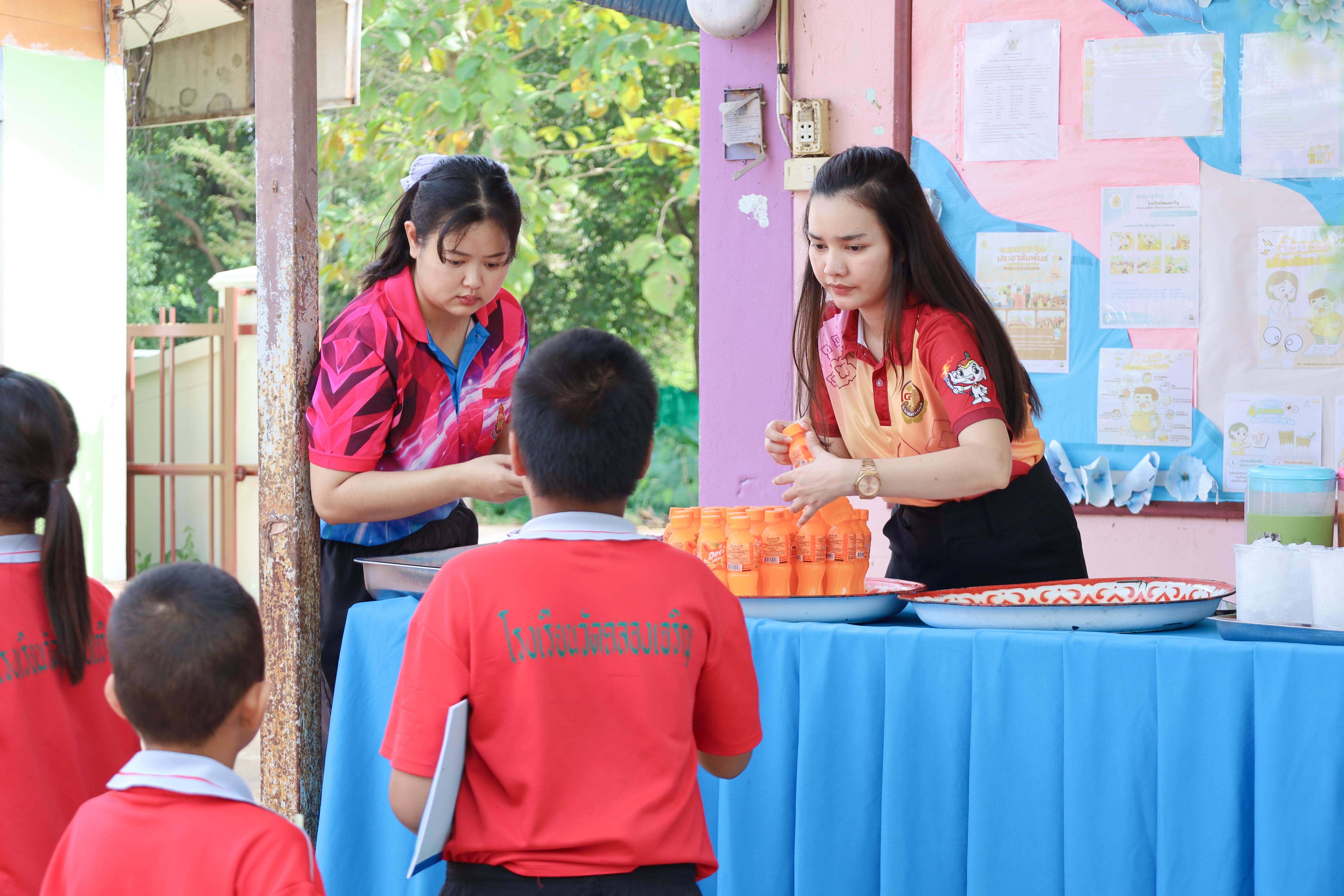 172. วันที่ 27 พฤศจิกายน 2567 ผศ.ศุภวัฒน์ วิสิฐศิริกุล ได้นำนักศึกษาชั้นปีที่ 2 โปรแกรมวิทยาศาสตร์ทั่วไป จัดกิจกรรมการเรียนรู้จัดการเรียนรู้แบบสะเต็มศึกษาสู่นวัฒกรรม ณ โรงเรียนวัดคลองเจริญ ต.ท่าพุทรา อ.คลองขลุง จ.กำแพงเพชร