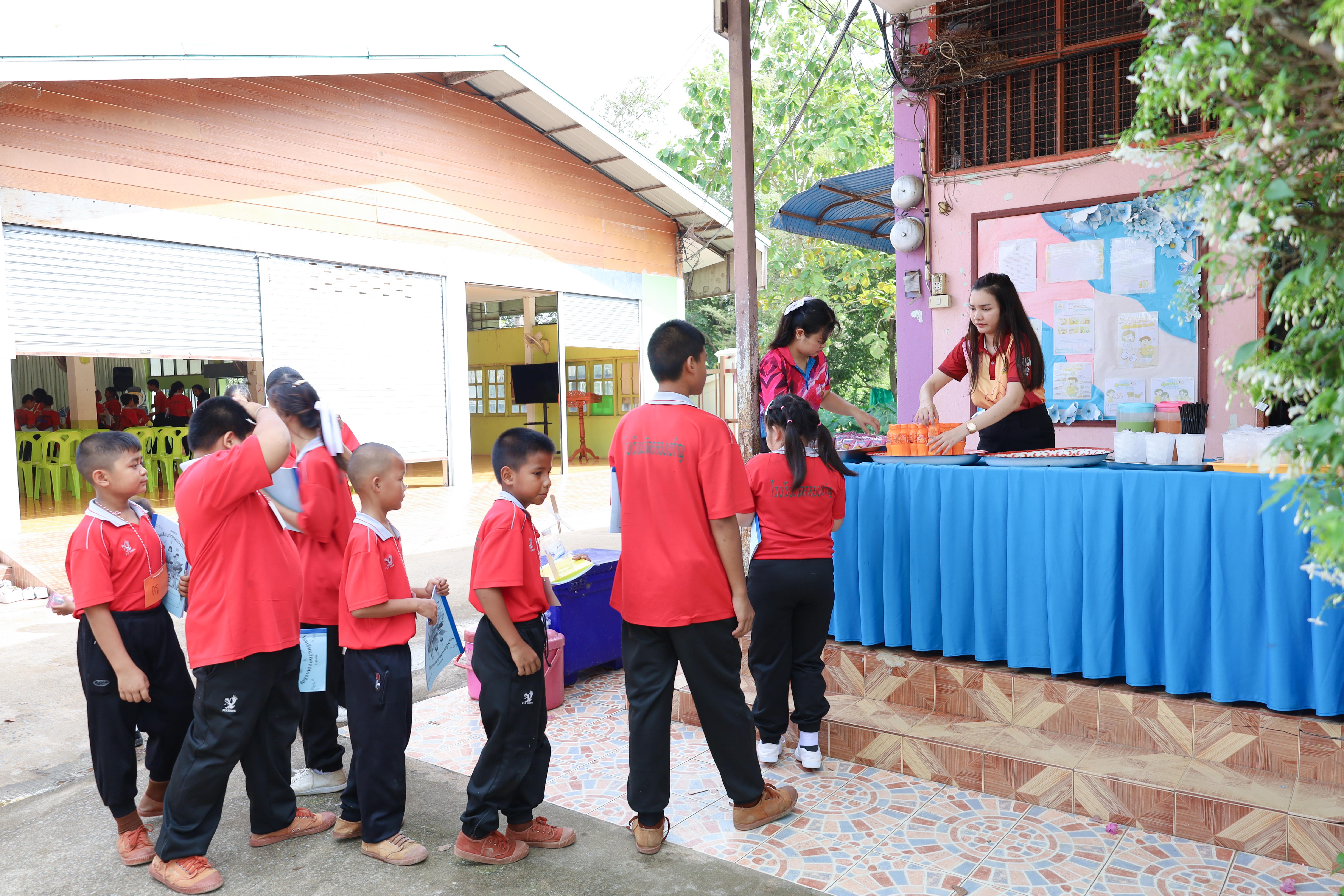 176. วันที่ 27 พฤศจิกายน 2567 ผศ.ศุภวัฒน์ วิสิฐศิริกุล ได้นำนักศึกษาชั้นปีที่ 2 โปรแกรมวิทยาศาสตร์ทั่วไป จัดกิจกรรมการเรียนรู้จัดการเรียนรู้แบบสะเต็มศึกษาสู่นวัฒกรรม ณ โรงเรียนวัดคลองเจริญ ต.ท่าพุทรา อ.คลองขลุง จ.กำแพงเพชร