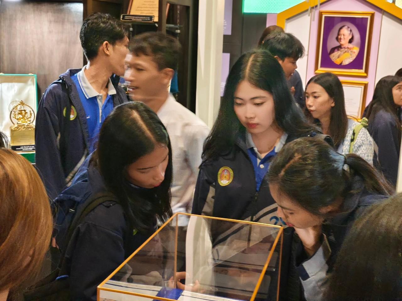 46. วันที่ 16 ธันวาคม 2567 อาจารย์ ดร.ธิดารัตน์  พรหมมา และ ผู้ช่วยศาสตราจารย์ ดร.ปราณี  เลิศแก้ว นำนักศึกษาชั้นปีที่ 3 ทัศนศึกษาและเรียนรู้นอกสถานที่