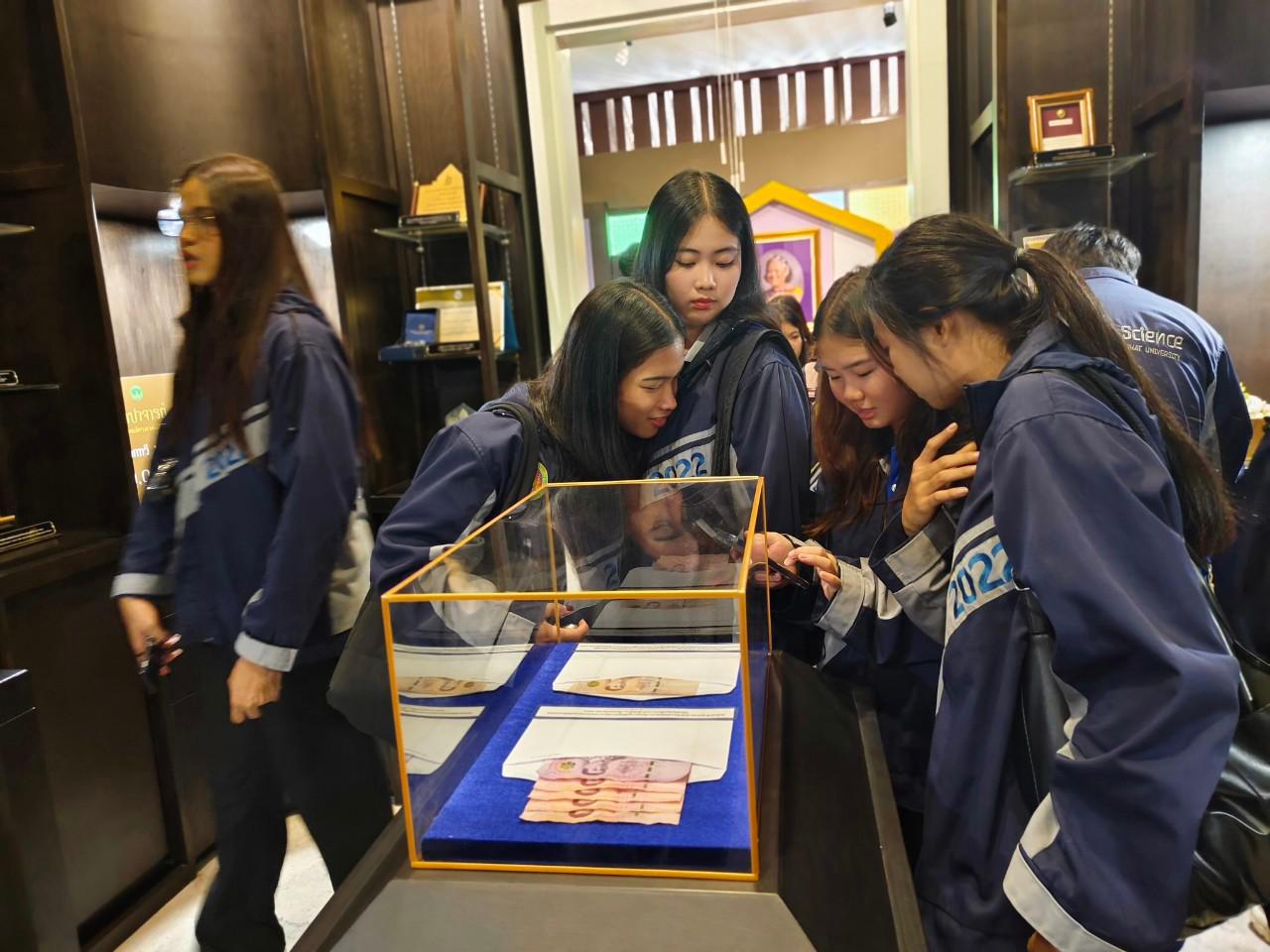 47. วันที่ 16 ธันวาคม 2567 อาจารย์ ดร.ธิดารัตน์  พรหมมา และ ผู้ช่วยศาสตราจารย์ ดร.ปราณี  เลิศแก้ว นำนักศึกษาชั้นปีที่ 3 ทัศนศึกษาและเรียนรู้นอกสถานที่