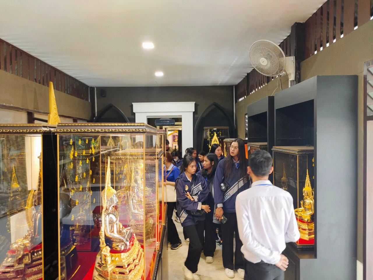 52. วันที่ 16 ธันวาคม 2567 อาจารย์ ดร.ธิดารัตน์  พรหมมา และ ผู้ช่วยศาสตราจารย์ ดร.ปราณี  เลิศแก้ว นำนักศึกษาชั้นปีที่ 3 ทัศนศึกษาและเรียนรู้นอกสถานที่