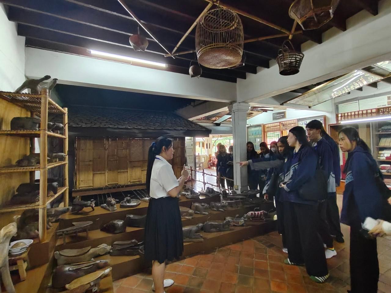 88. วันที่ 16 ธันวาคม 2567 อาจารย์ ดร.ธิดารัตน์  พรหมมา และ ผู้ช่วยศาสตราจารย์ ดร.ปราณี  เลิศแก้ว นำนักศึกษาชั้นปีที่ 3 ทัศนศึกษาและเรียนรู้นอกสถานที่
