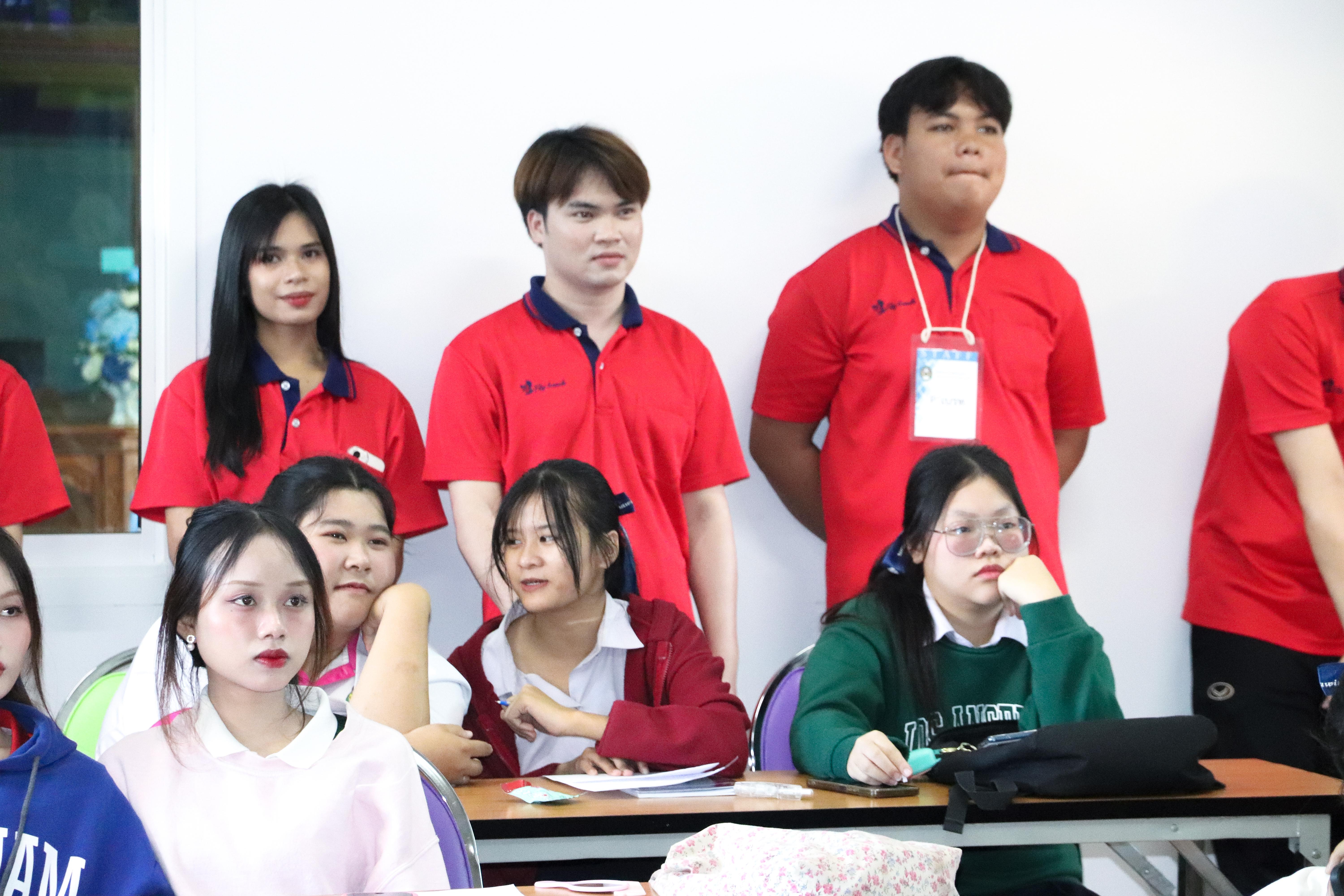 32. วันที่ 18 ธันวาคม 2567 โปรแกรมวิทยาศาสตร์ทั่วไป โปรแกรมคอมพิวเตอร์ โปรแกรมภาษาจีน ออกแนะแนวการศึกษาต่อ ณ โรงเรียนสรรพวิทยาคม อำเภอแม่สอด จังหวัดตาก และโรงเรียนป่าไม้อุทิศ 4 อำเภอพบพระ จังหวัดตาก