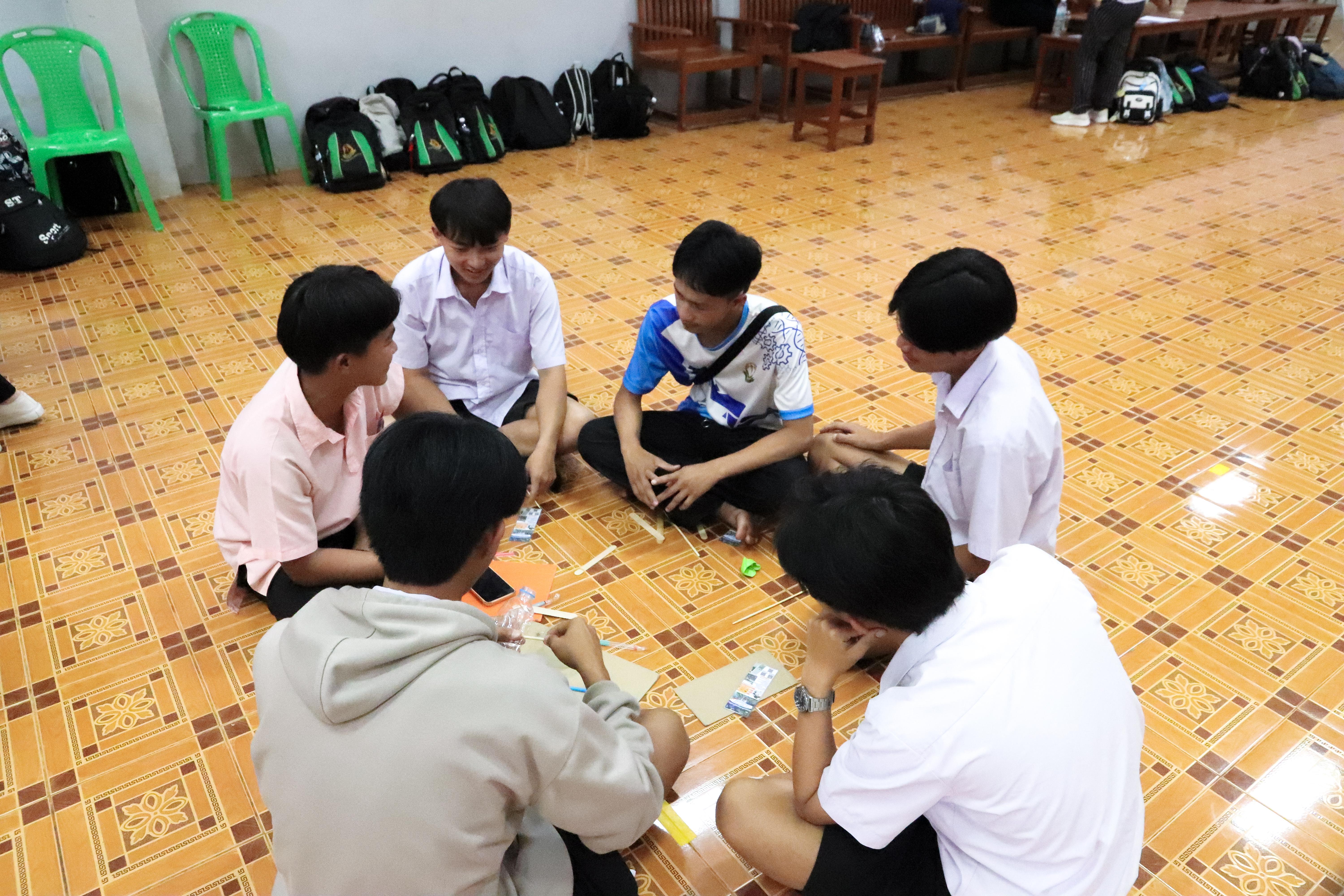 177. วันที่ 18 ธันวาคม 2567 โปรแกรมวิทยาศาสตร์ทั่วไป โปรแกรมคอมพิวเตอร์ โปรแกรมภาษาจีน ออกแนะแนวการศึกษาต่อ ณ โรงเรียนสรรพวิทยาคม อำเภอแม่สอด จังหวัดตาก และโรงเรียนป่าไม้อุทิศ 4 อำเภอพบพระ จังหวัดตาก