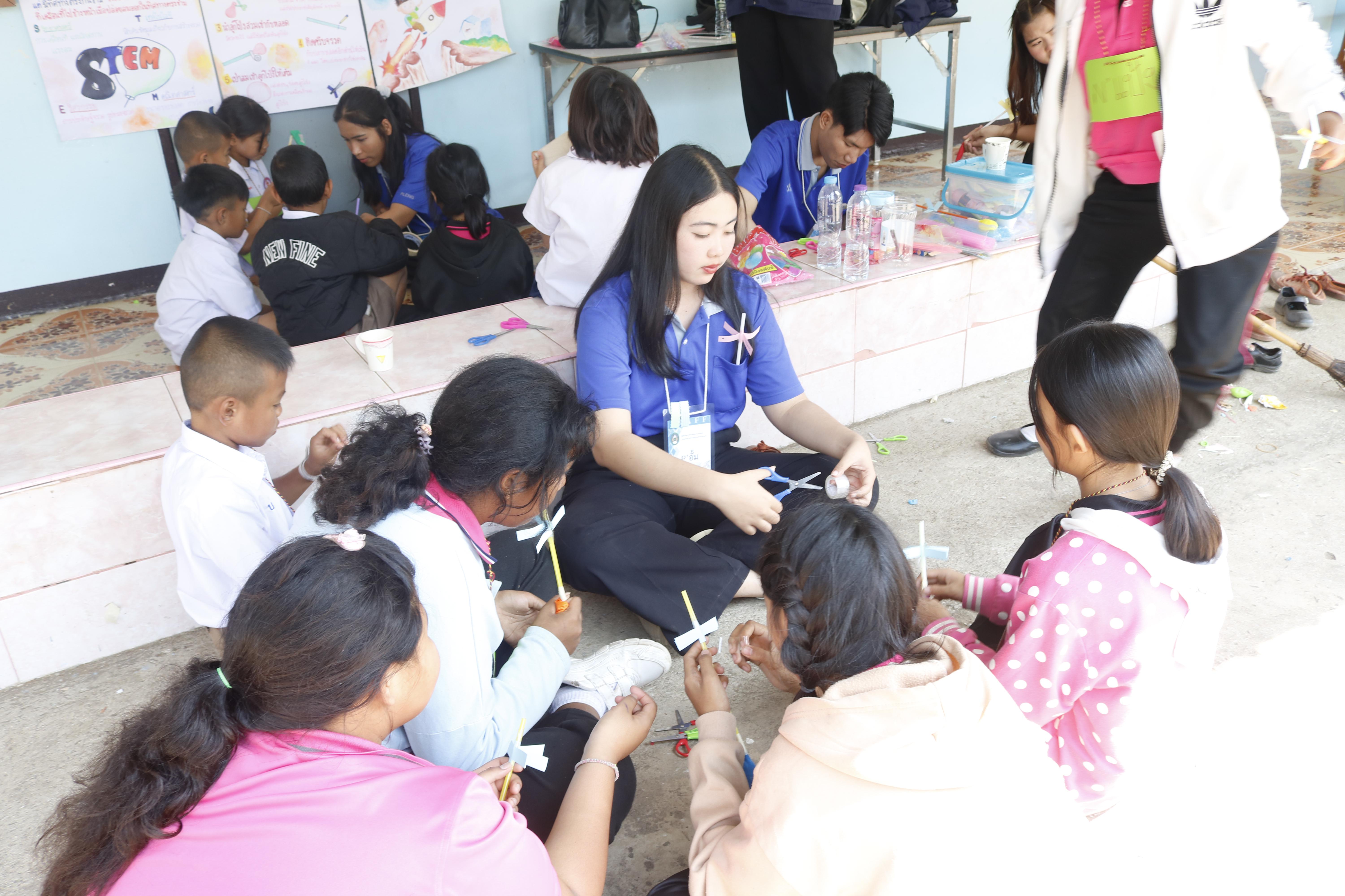 131. วันที่ 13 มกราคม 2568 ดร.ธิดารัตน์ พรหมมา และ ผศ.ดร.ปราณี เลิศแก้ว ได้นำนักศึกษาโปรแกรมวิชาวิทยาศาสตร์ทั่วไปชั้นปีที่ 3 จัดค่ายสเต็มศึกษาให้กับนักเรียน ณ โรงเรียนบ้านบ่อสามแสน ต.หนองปลิง อ.เมือง จ.กำแพงเพชร