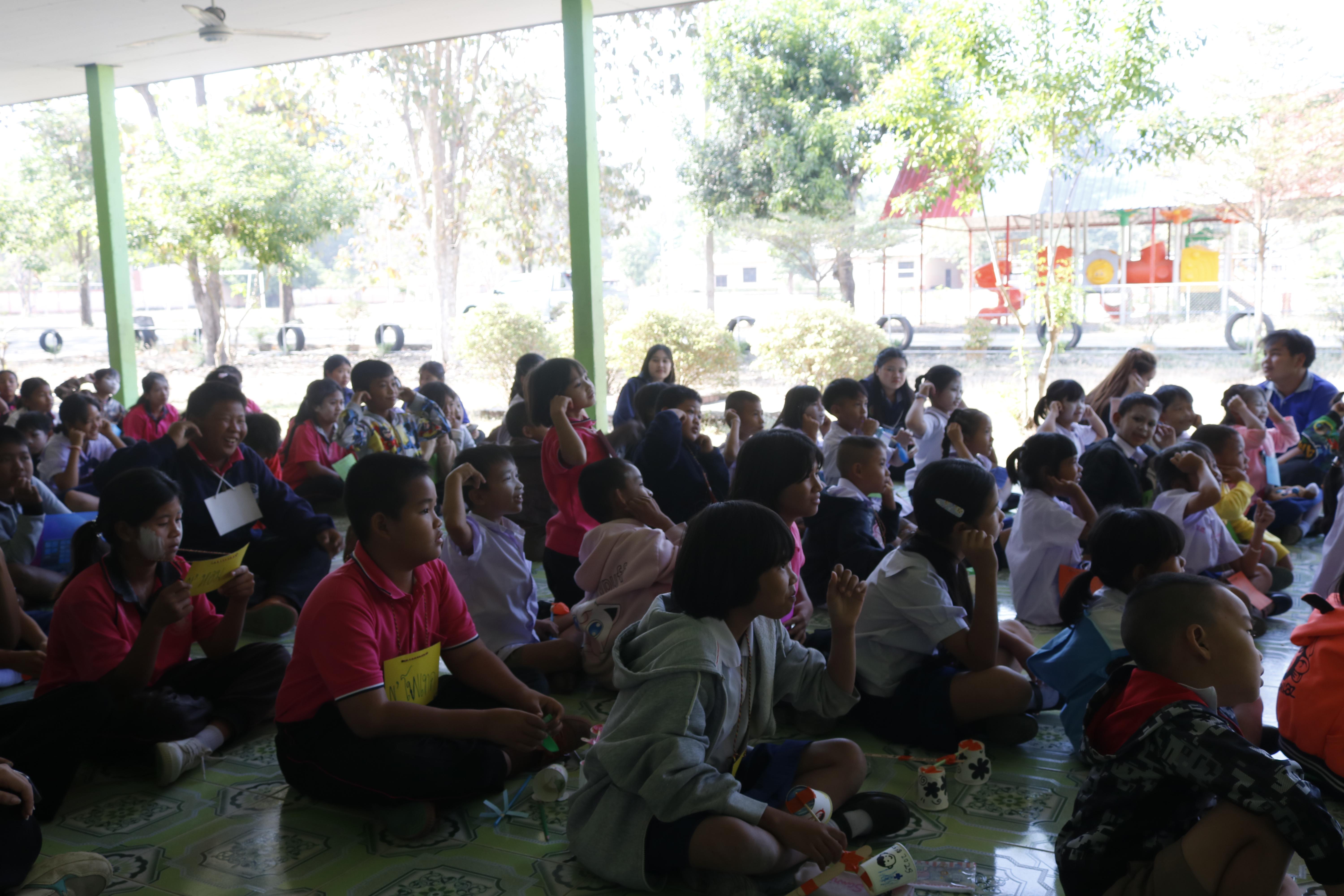 162. วันที่ 13 มกราคม 2568 ดร.ธิดารัตน์ พรหมมา และ ผศ.ดร.ปราณี เลิศแก้ว ได้นำนักศึกษาโปรแกรมวิชาวิทยาศาสตร์ทั่วไปชั้นปีที่ 3 จัดค่ายสเต็มศึกษาให้กับนักเรียน ณ โรงเรียนบ้านบ่อสามแสน ต.หนองปลิง อ.เมือง จ.กำแพงเพชร