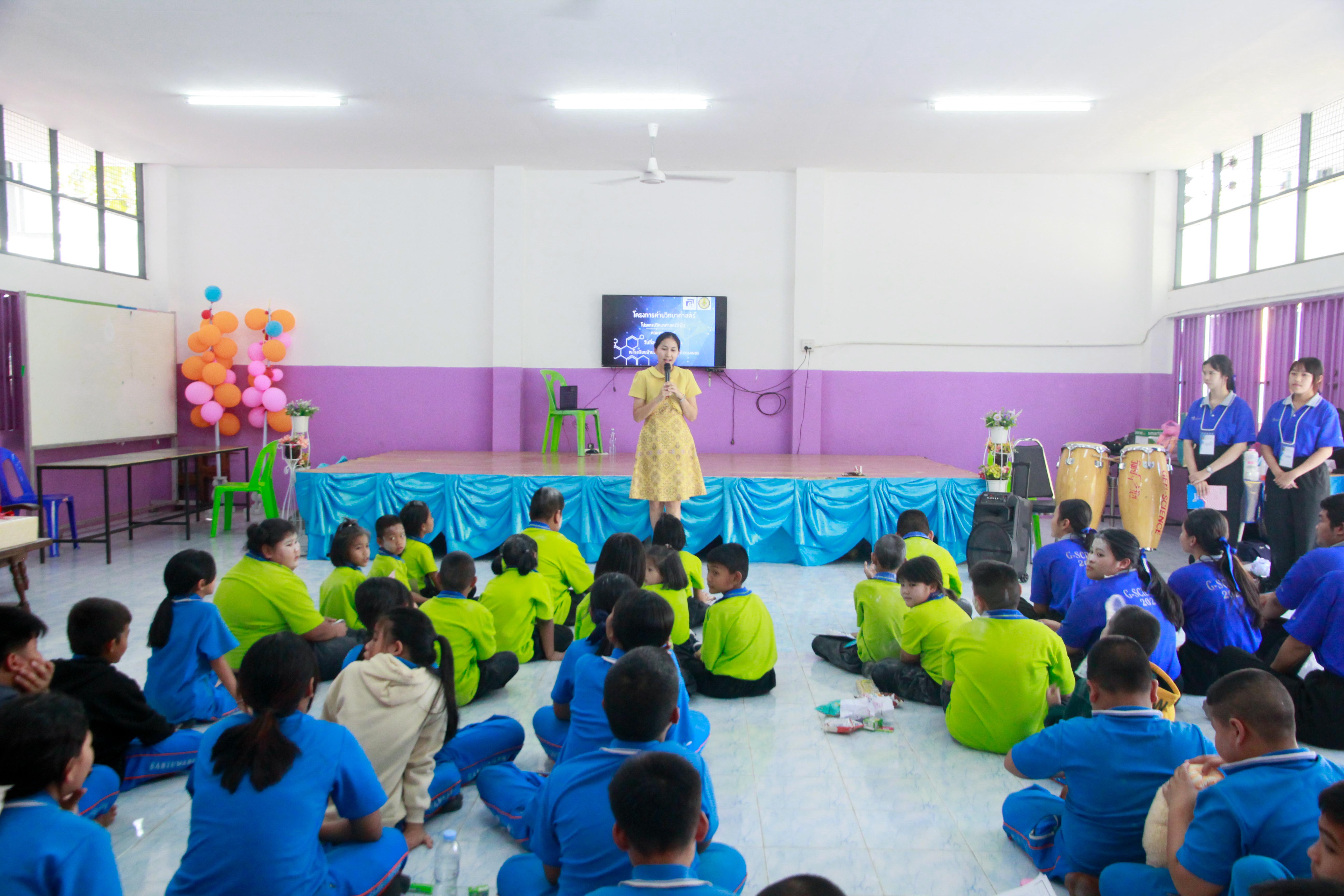 173. นที่ 24 มกราคม 2568 ดร.ธิดารัตน์ พรหมมาและผศ.ดร.ปราณี เลิศแก้ว นำนักศึกษาชั้นปีที่ 1 โปรแกรมวิชาวิทยาศาสตร์ทั่วไป คณะครุศาสตร์ จัดโครงการค่ายวิทยาศาสตร์ ณ โรงเรียนบ้านน้ำโท้ง ต.ท่าขุนราม อ.เมือง จ.กำแพงเพชร