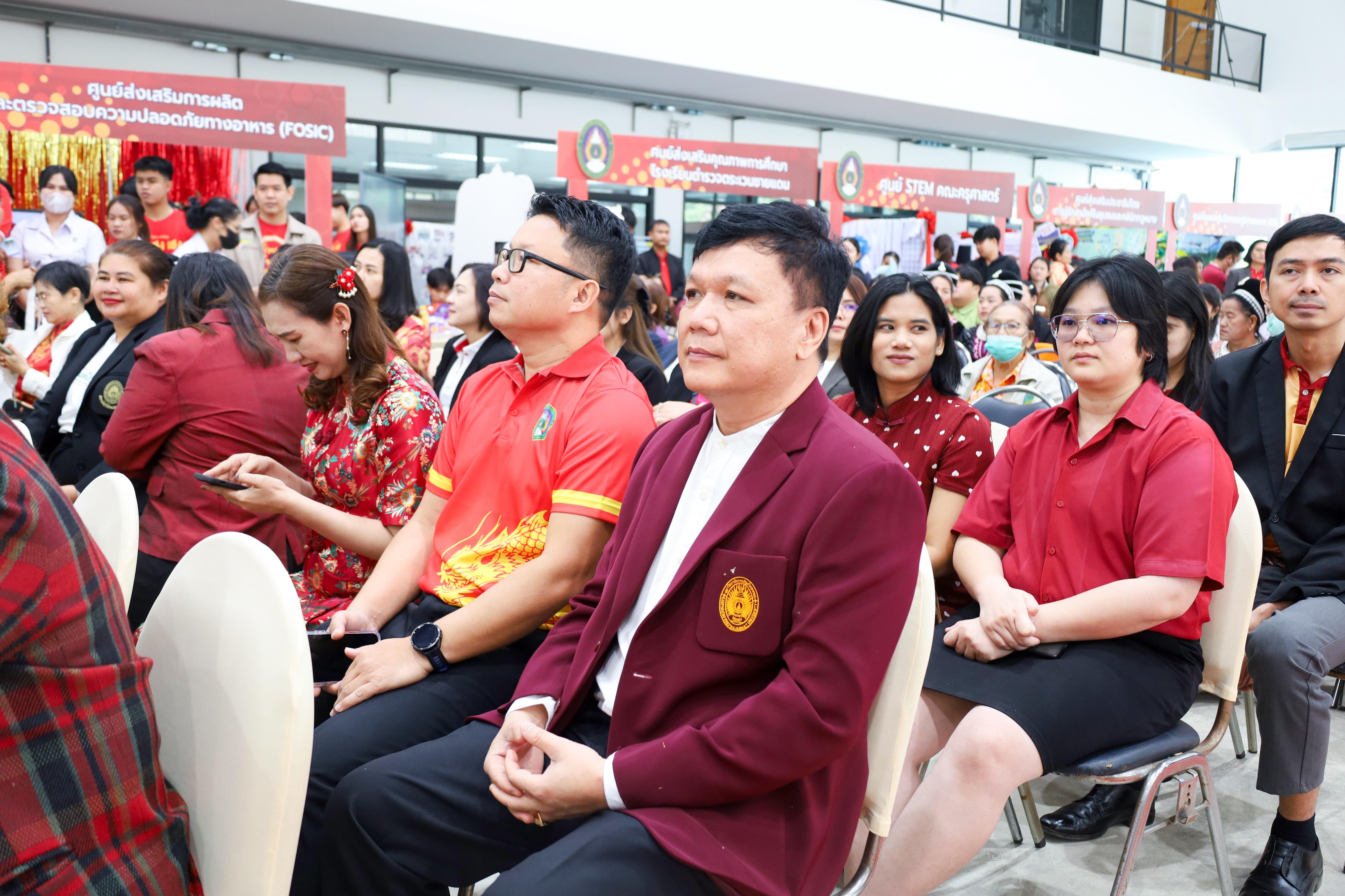 11. วันที่ 29 มกราคม 2568 รศ.ดร.บัณฑิต ฉัตรวิโรจน์ คณะครุศาสตร์ พร้อมด้วยคณะผู้บริหาร คณาจารย์ และตัวแทนนักศึกษา เข้าร่วมงานเปิดศูนย์การเรียนรู้ตลอดชีวิตและพัฒนามาตรฐานวิชาชีพ (LPC)