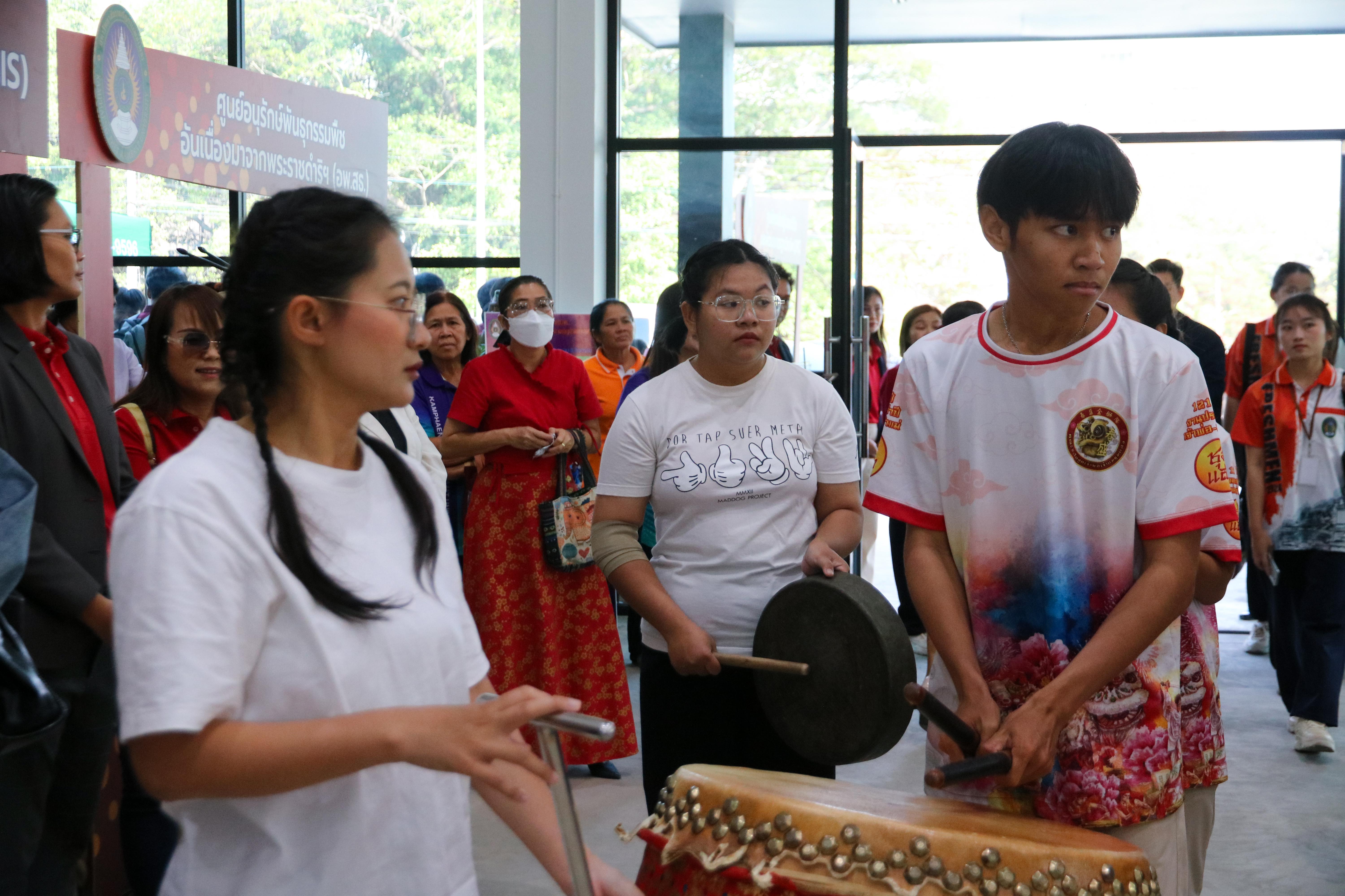 39. วันที่ 29 มกราคม 2568 รศ.ดร.บัณฑิต ฉัตรวิโรจน์ คณะครุศาสตร์ พร้อมด้วยคณะผู้บริหาร คณาจารย์ และตัวแทนนักศึกษา เข้าร่วมงานเปิดศูนย์การเรียนรู้ตลอดชีวิตและพัฒนามาตรฐานวิชาชีพ (LPC)
