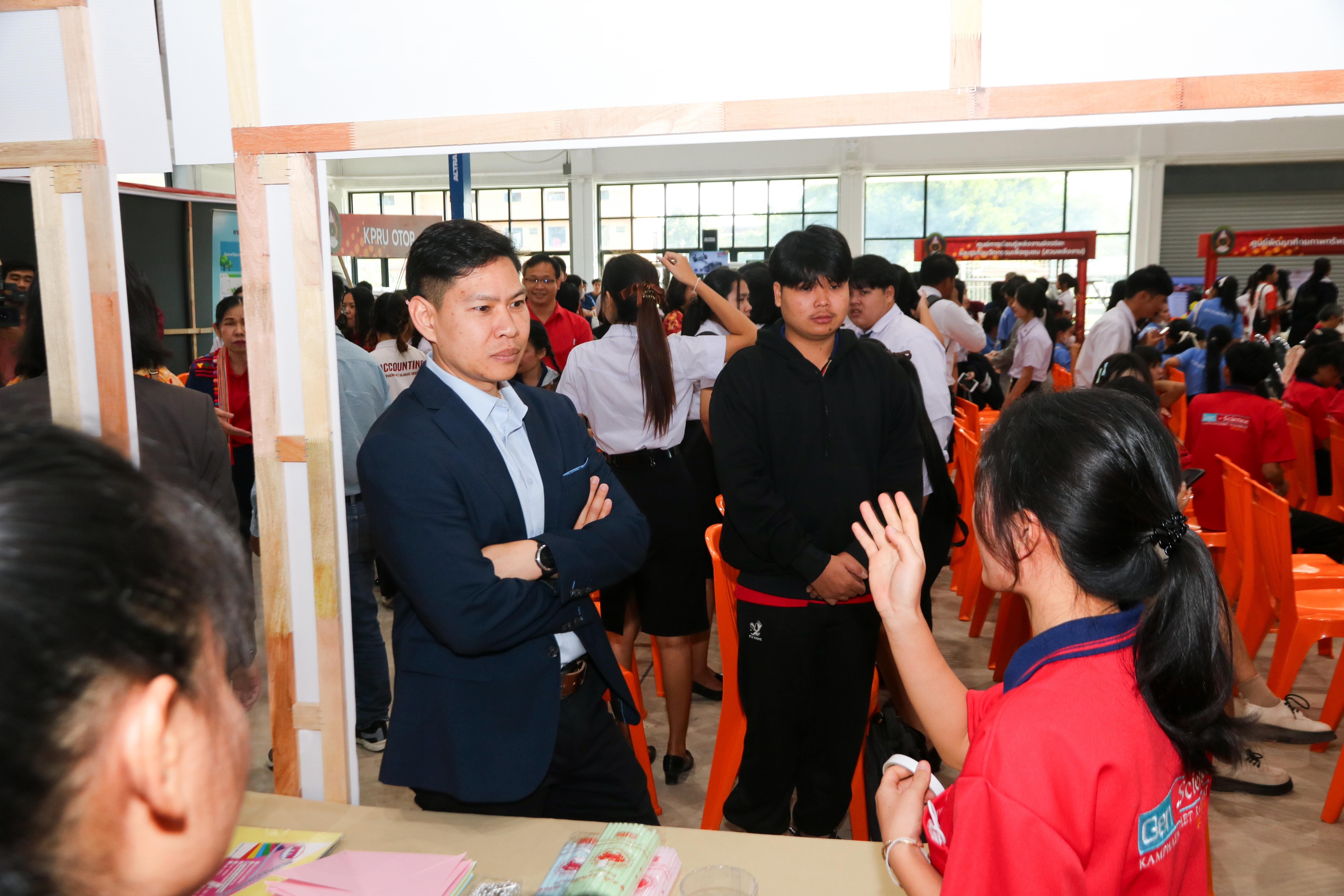 50. วันที่ 29 มกราคม 2568 รศ.ดร.บัณฑิต ฉัตรวิโรจน์ คณะครุศาสตร์ พร้อมด้วยคณะผู้บริหาร คณาจารย์ และตัวแทนนักศึกษา เข้าร่วมงานเปิดศูนย์การเรียนรู้ตลอดชีวิตและพัฒนามาตรฐานวิชาชีพ (LPC)