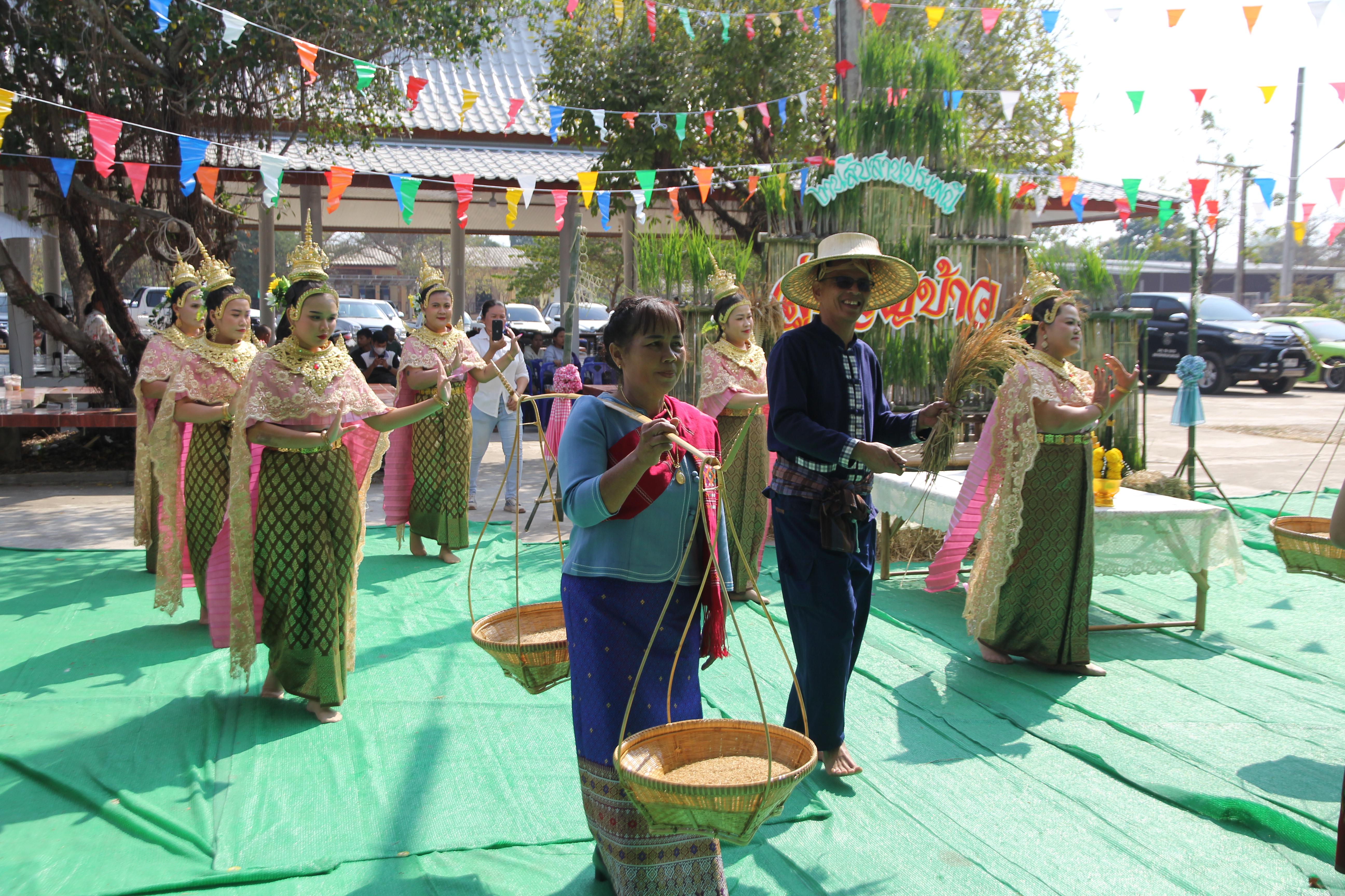 8. วันที่ 30-31 มกราคม 2568 ผศ.ดร.มณฑา หมีไพรฤกษ์ นำนักศึกษาชั้นปีที่3 เข้าร่วมงานพิธีสู่ขวัญข้าว