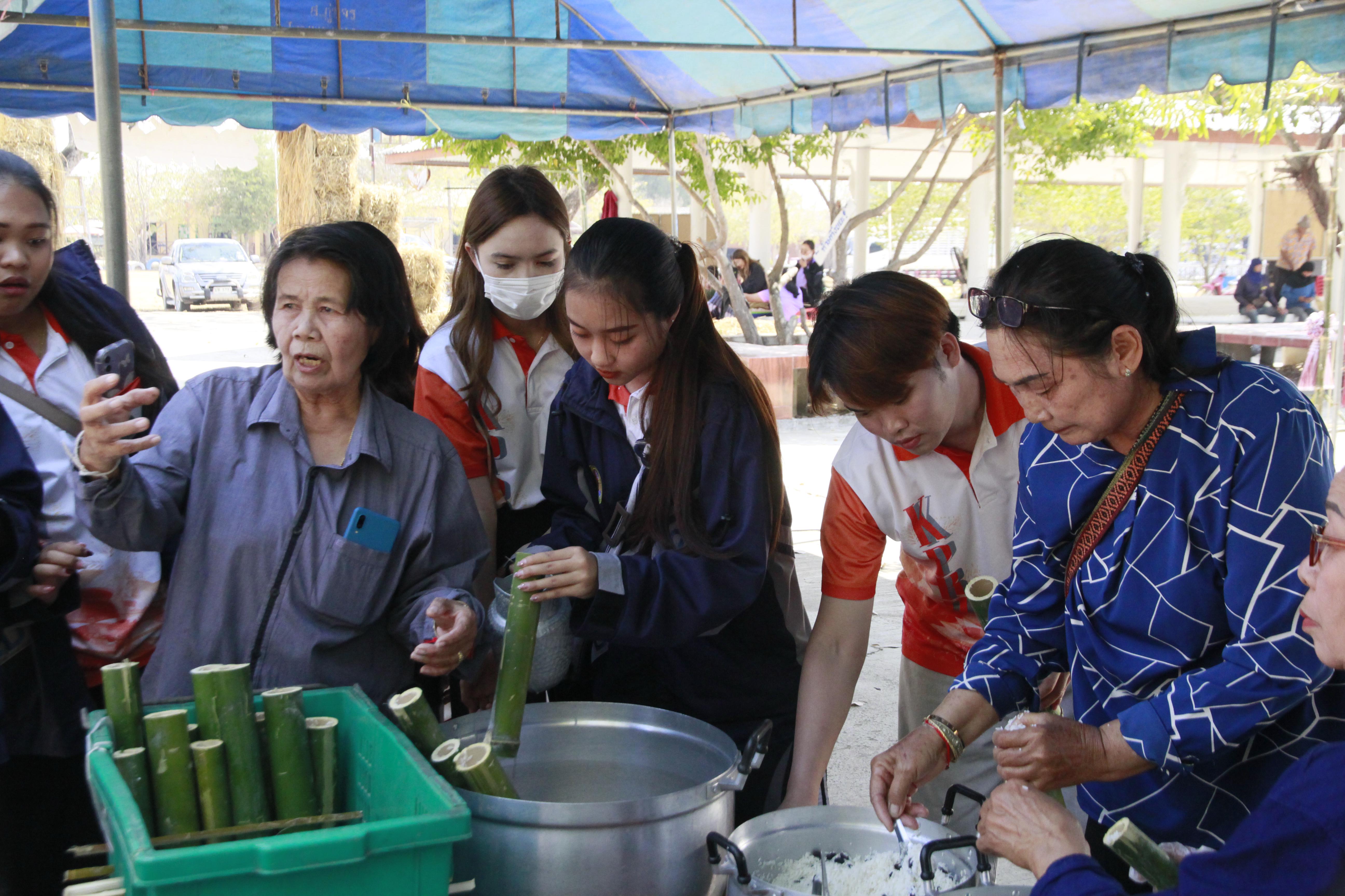 246. วันที่ 30-31 มกราคม 2568 ผศ.ดร.มณฑา หมีไพรฤกษ์ นำนักศึกษาชั้นปีที่3 เข้าร่วมงานพิธีสู่ขวัญข้าว