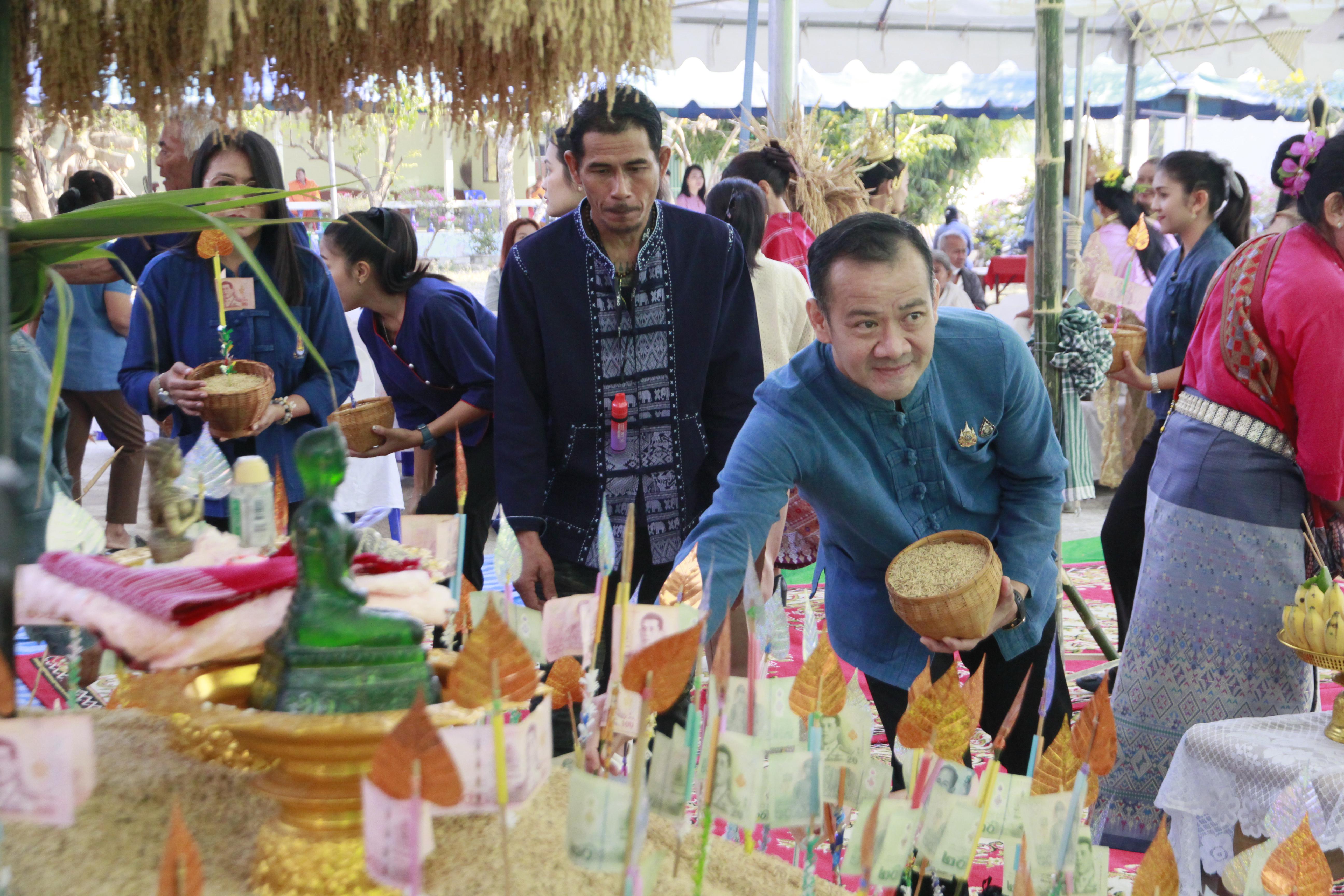 285. วันที่ 30-31 มกราคม 2568 ผศ.ดร.มณฑา หมีไพรฤกษ์ นำนักศึกษาชั้นปีที่3 เข้าร่วมงานพิธีสู่ขวัญข้าว