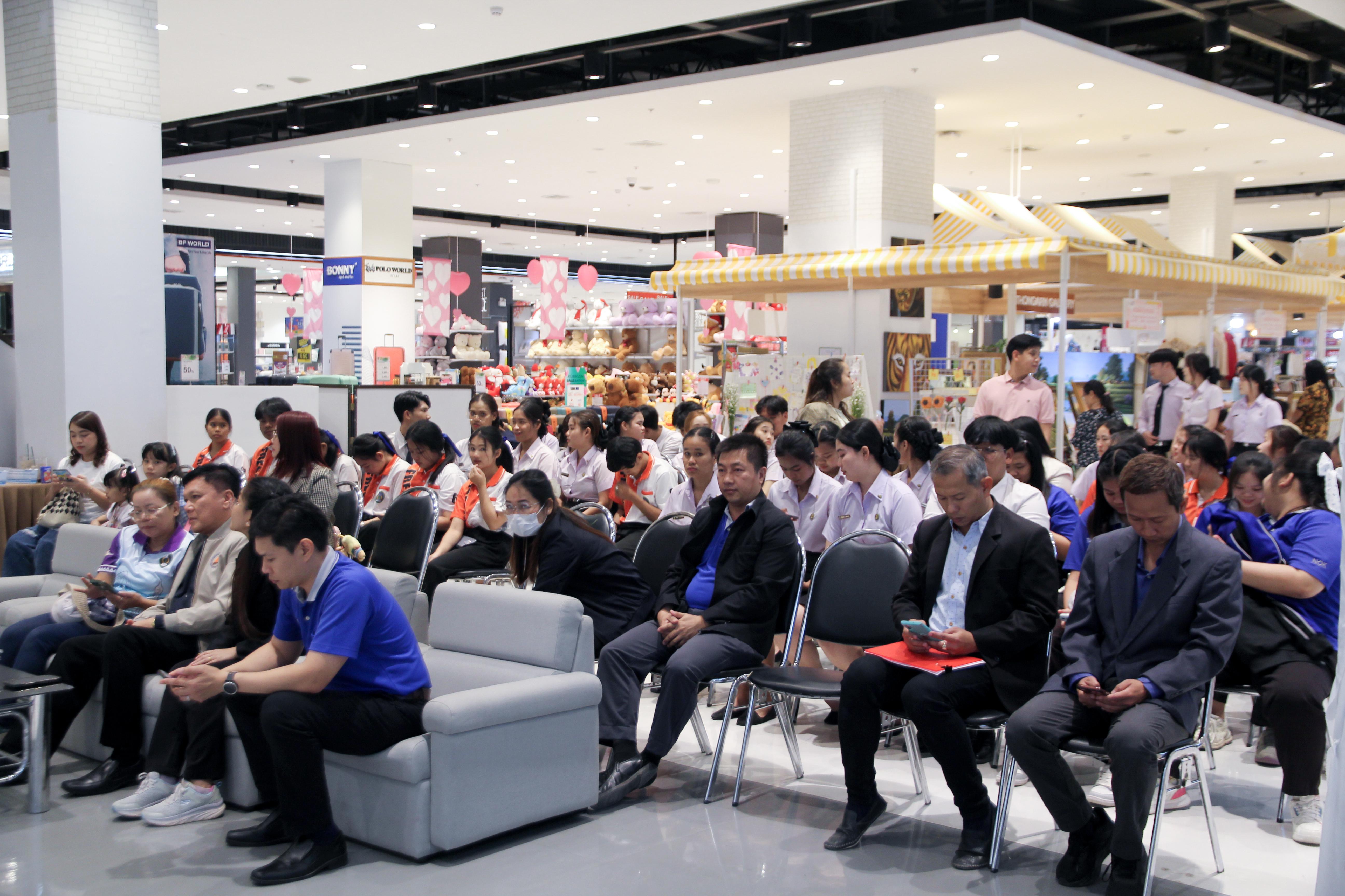 18. วันที่ 16 กุมภาพันธ์ 2568 โปรแกรมวิชาวิทยาศาสตร์ทั่วไป จัดนิทรรศการโปรแกรมวิชาวิทยาศาสตร์ ประจำปีงบ 2568 ณ ห้างสรรพสินค้าโรบินสันไลฟ์สไตล์ โดยมีรศ.ดร.บัรฑิต ฉัตรวิโรจน์ คณบดีคณะครุศาสตร์ เป็นประธานกล่าวเปิดนิทรรศการฯ
