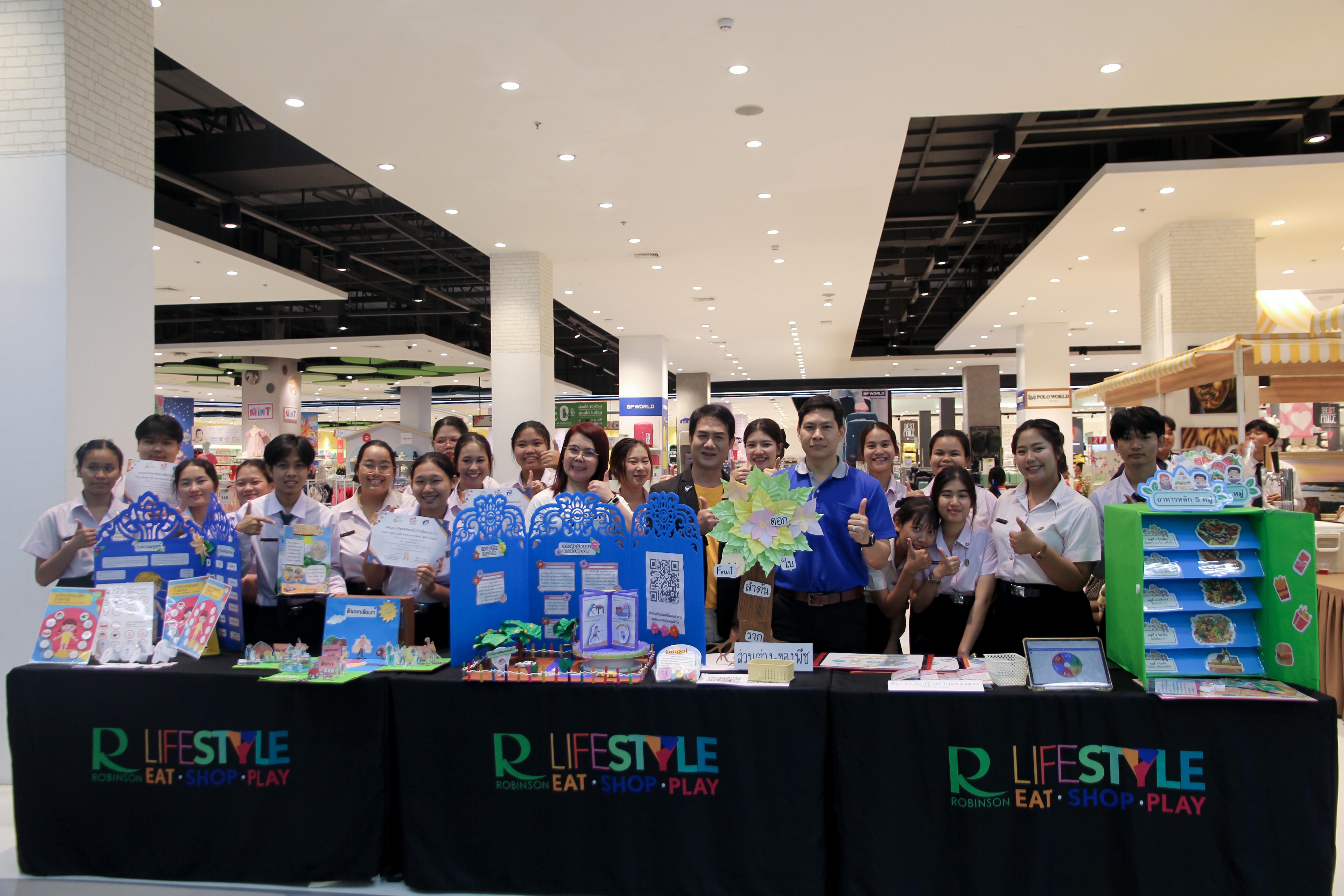77. วันที่ 16 กุมภาพันธ์ 2568 โปรแกรมวิชาวิทยาศาสตร์ทั่วไป จัดนิทรรศการโปรแกรมวิชาวิทยาศาสตร์ ประจำปีงบ 2568 ณ ห้างสรรพสินค้าโรบินสันไลฟ์สไตล์ โดยมีรศ.ดร.บัรฑิต ฉัตรวิโรจน์ คณบดีคณะครุศาสตร์ เป็นประธานกล่าวเปิดนิทรรศการฯ