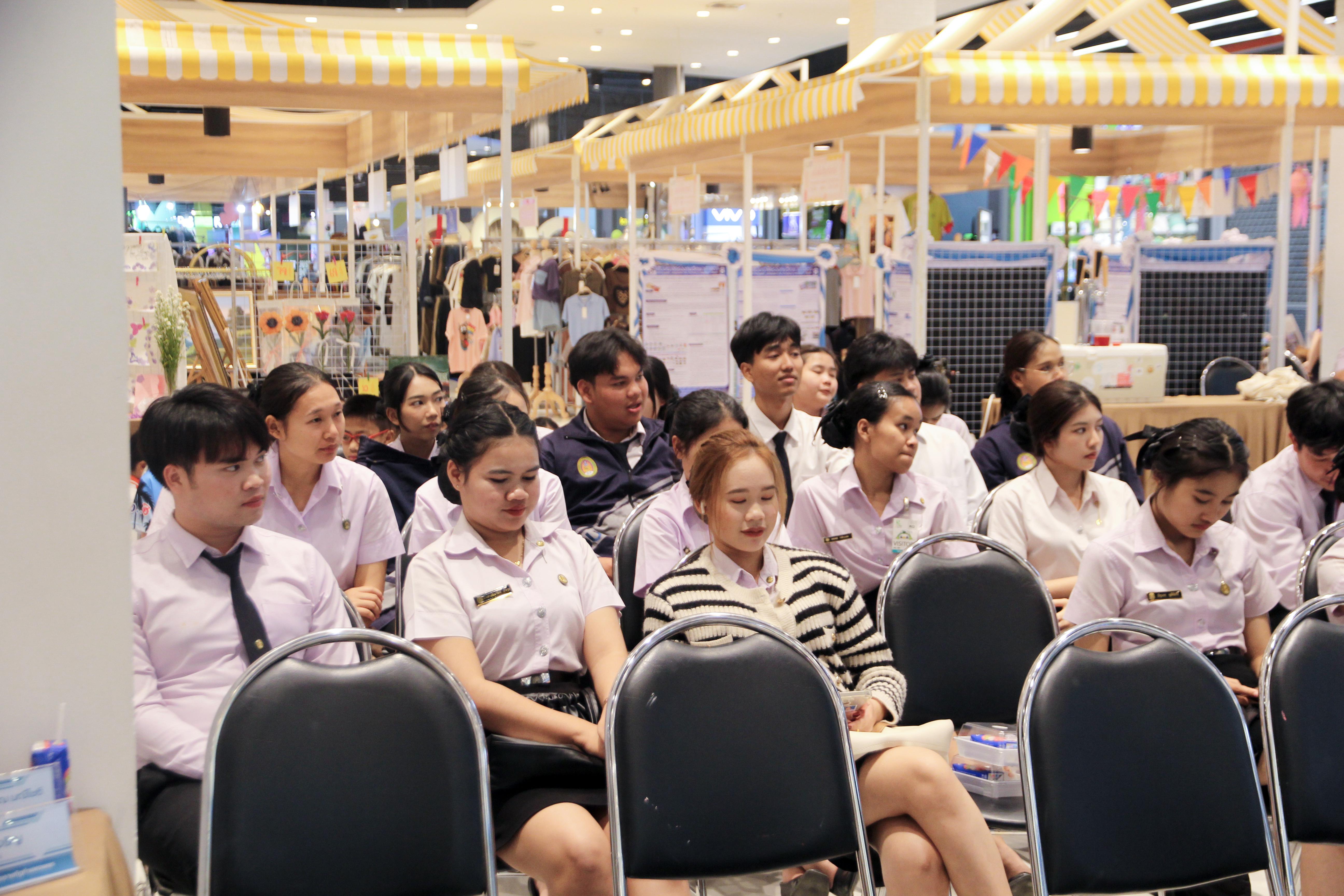 97. วันที่ 16 กุมภาพันธ์ 2568 โปรแกรมวิชาวิทยาศาสตร์ทั่วไป จัดนิทรรศการโปรแกรมวิชาวิทยาศาสตร์ ประจำปีงบ 2568 ณ ห้างสรรพสินค้าโรบินสันไลฟ์สไตล์ โดยมีรศ.ดร.บัรฑิต ฉัตรวิโรจน์ คณบดีคณะครุศาสตร์ เป็นประธานกล่าวเปิดนิทรรศการฯ