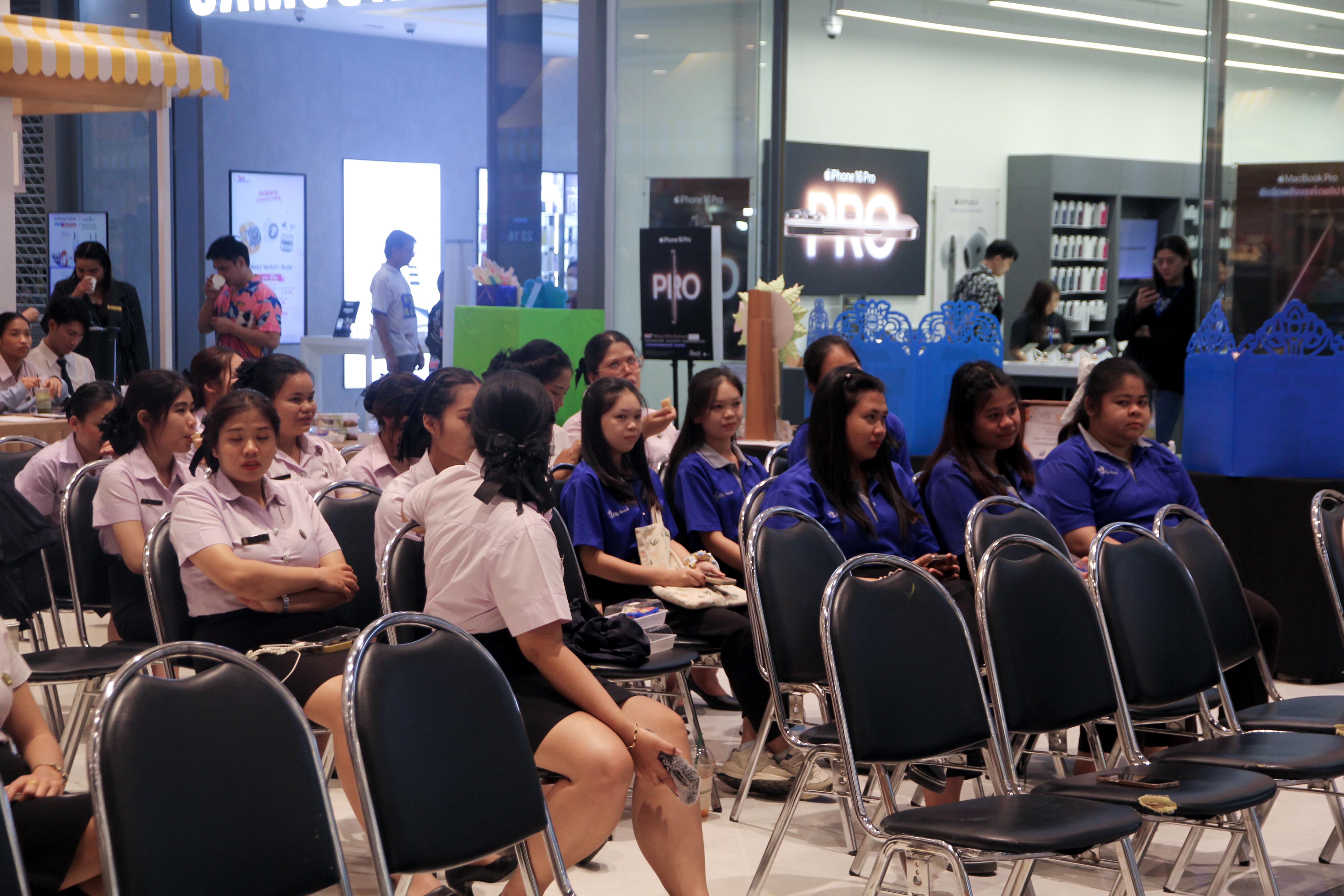 98. วันที่ 16 กุมภาพันธ์ 2568 โปรแกรมวิชาวิทยาศาสตร์ทั่วไป จัดนิทรรศการโปรแกรมวิชาวิทยาศาสตร์ ประจำปีงบ 2568 ณ ห้างสรรพสินค้าโรบินสันไลฟ์สไตล์ โดยมีรศ.ดร.บัรฑิต ฉัตรวิโรจน์ คณบดีคณะครุศาสตร์ เป็นประธานกล่าวเปิดนิทรรศการฯ