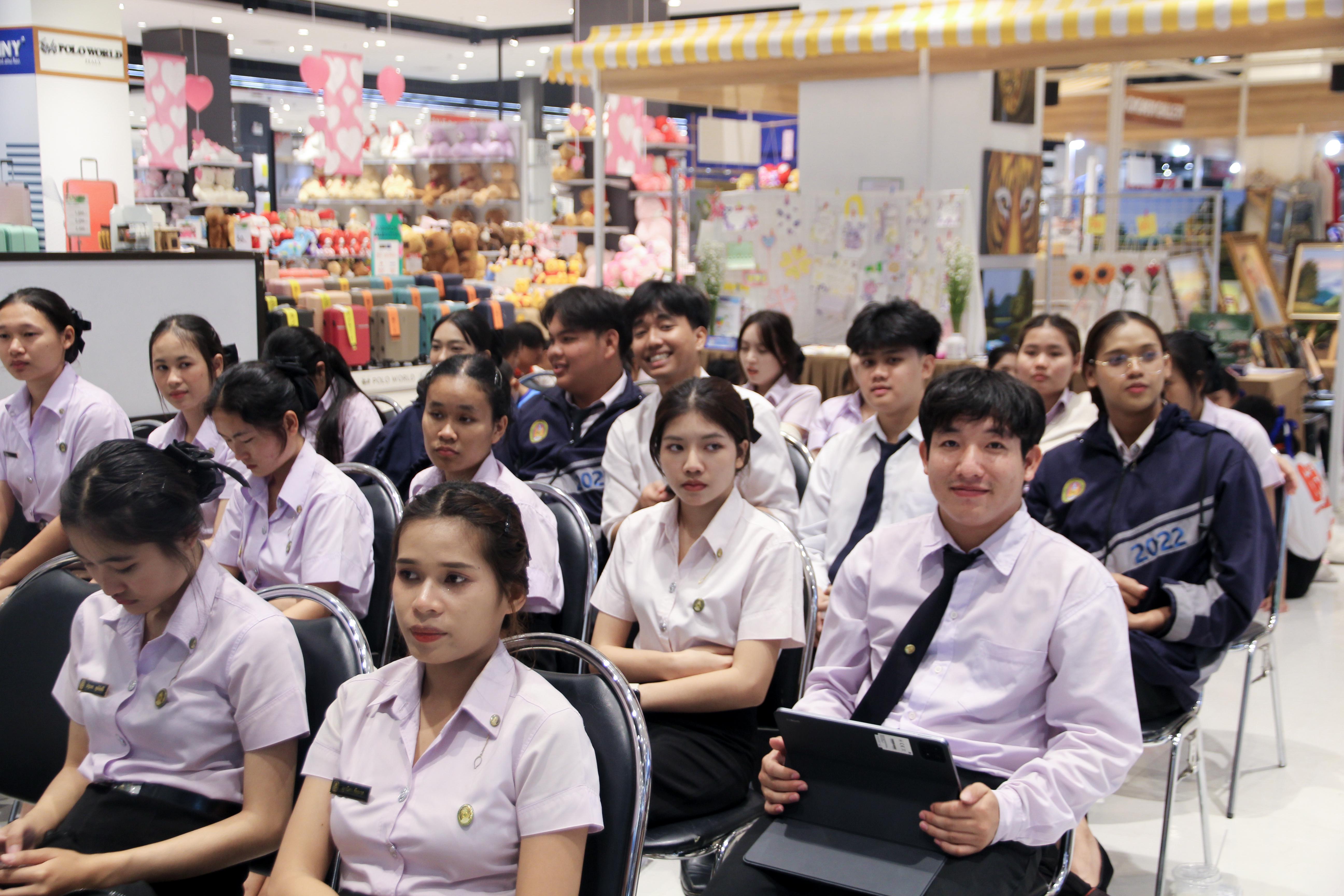99. วันที่ 16 กุมภาพันธ์ 2568 โปรแกรมวิชาวิทยาศาสตร์ทั่วไป จัดนิทรรศการโปรแกรมวิชาวิทยาศาสตร์ ประจำปีงบ 2568 ณ ห้างสรรพสินค้าโรบินสันไลฟ์สไตล์ โดยมีรศ.ดร.บัรฑิต ฉัตรวิโรจน์ คณบดีคณะครุศาสตร์ เป็นประธานกล่าวเปิดนิทรรศการฯ