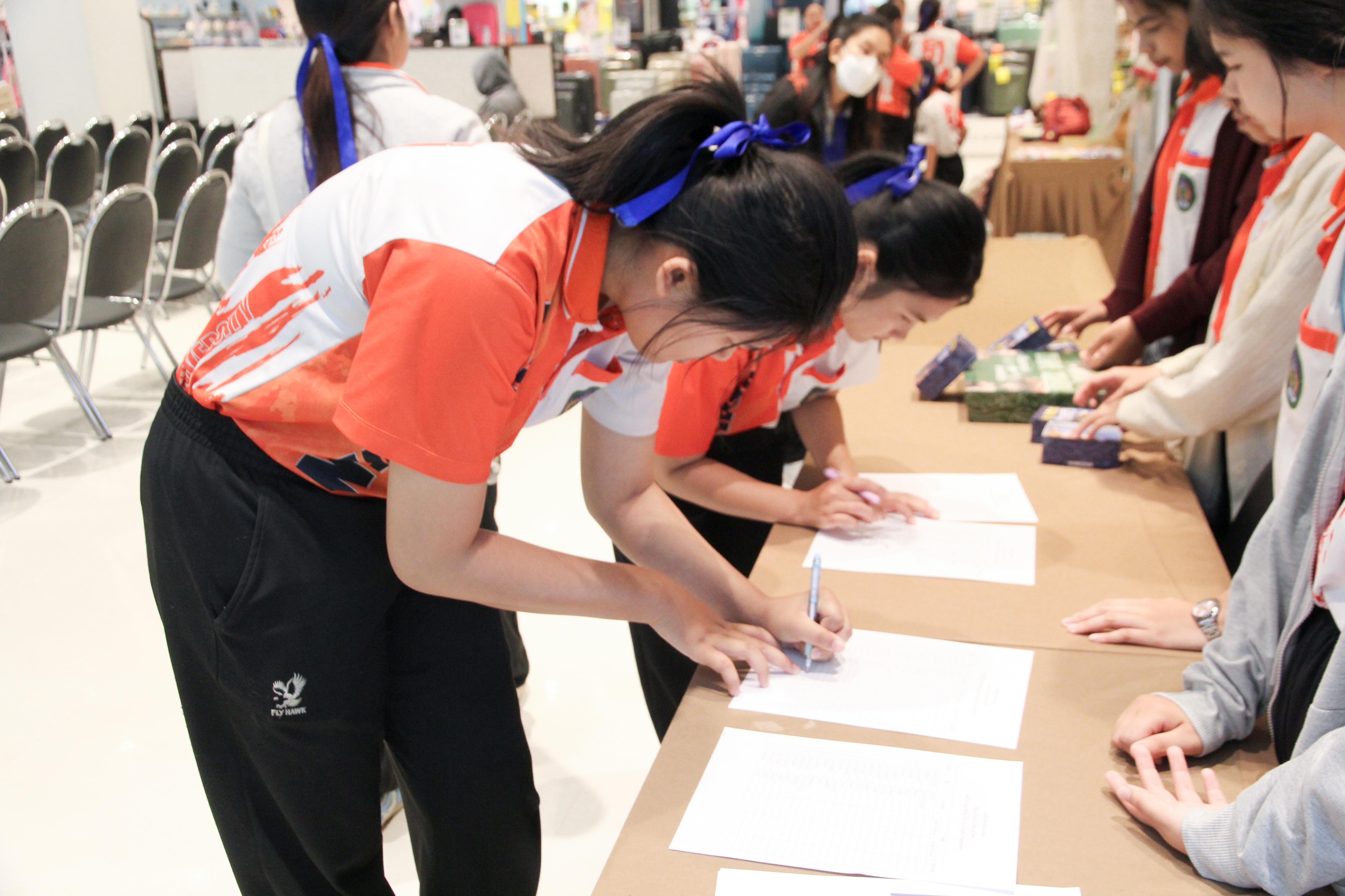 190. วันที่ 16 กุมภาพันธ์ 2568 โปรแกรมวิชาวิทยาศาสตร์ทั่วไป จัดนิทรรศการโปรแกรมวิชาวิทยาศาสตร์ ประจำปีงบ 2568 ณ ห้างสรรพสินค้าโรบินสันไลฟ์สไตล์ โดยมีรศ.ดร.บัรฑิต ฉัตรวิโรจน์ คณบดีคณะครุศาสตร์ เป็นประธานกล่าวเปิดนิทรรศการฯ