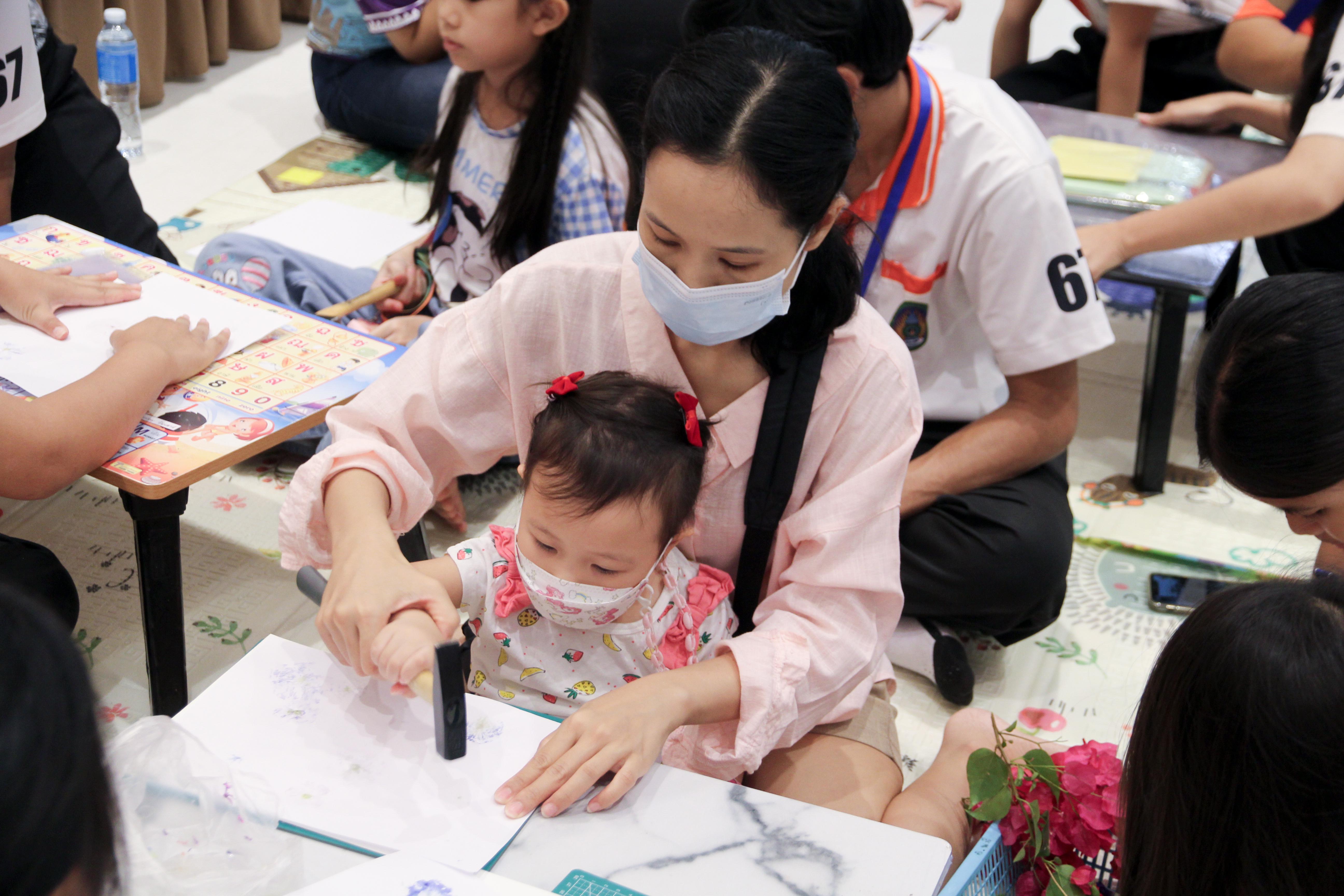 230. วันที่ 16 กุมภาพันธ์ 2568 โปรแกรมวิชาวิทยาศาสตร์ทั่วไป จัดนิทรรศการโปรแกรมวิชาวิทยาศาสตร์ ประจำปีงบ 2568 ณ ห้างสรรพสินค้าโรบินสันไลฟ์สไตล์ โดยมีรศ.ดร.บัรฑิต ฉัตรวิโรจน์ คณบดีคณะครุศาสตร์ เป็นประธานกล่าวเปิดนิทรรศการฯ