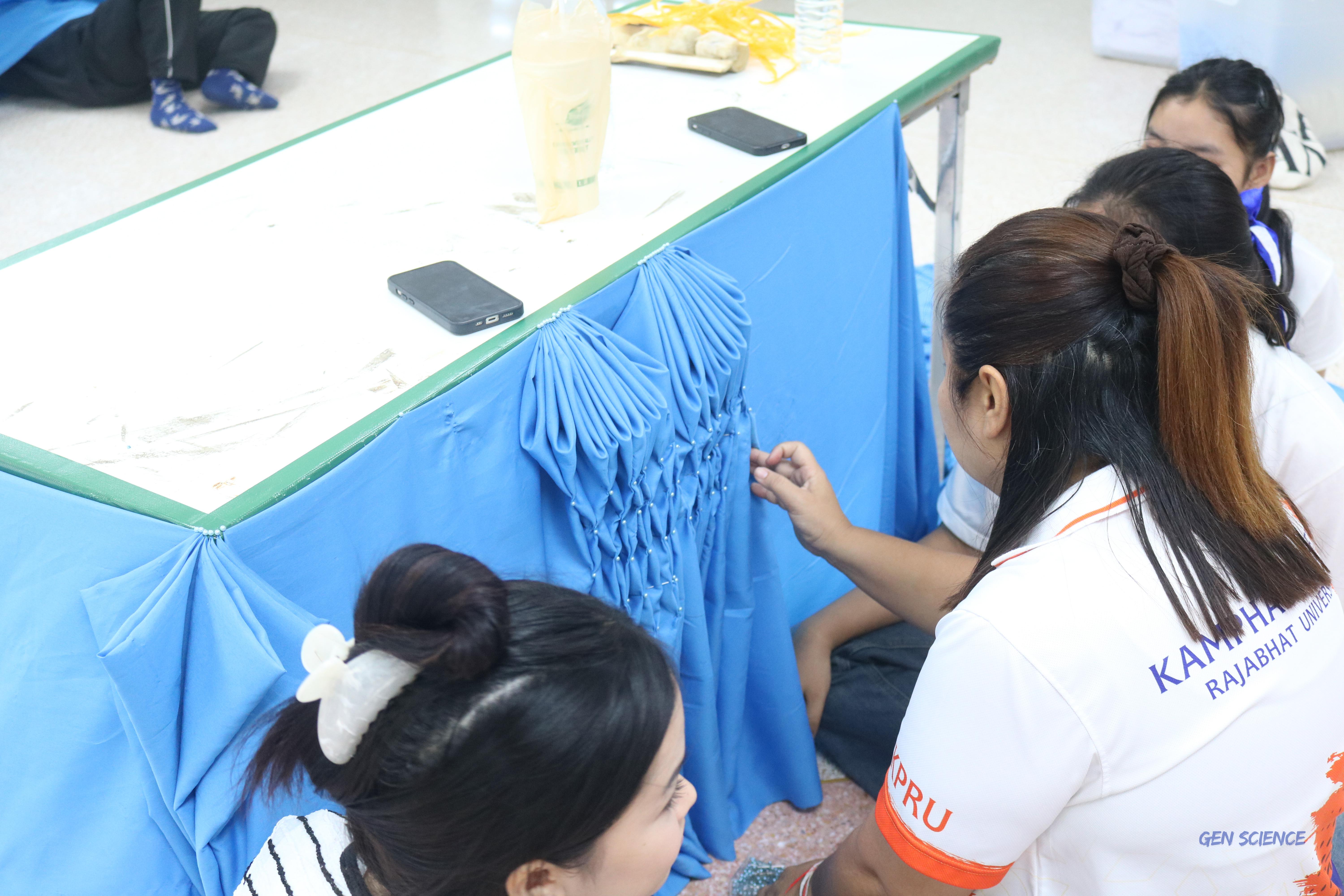 20. วันที่ 20 กรกฎาคม 2568 ผศ.ดร.มณฑา หมีไพรพฤกษ์ ได้จัดกิจกรรมจับจีบผ้าให้นักศึกษาโปรแกรมวิชาวิทยาศาสตร์ทั่วไปชั้นปีที่ 1 ณ ตึกจุฬาภรณ์ฯ